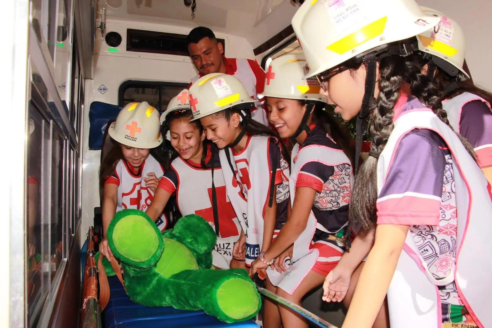 $!Festejan y aprenden a dar primeros auxilios durante el Día del Niño en Cruz Roja Mazatlán