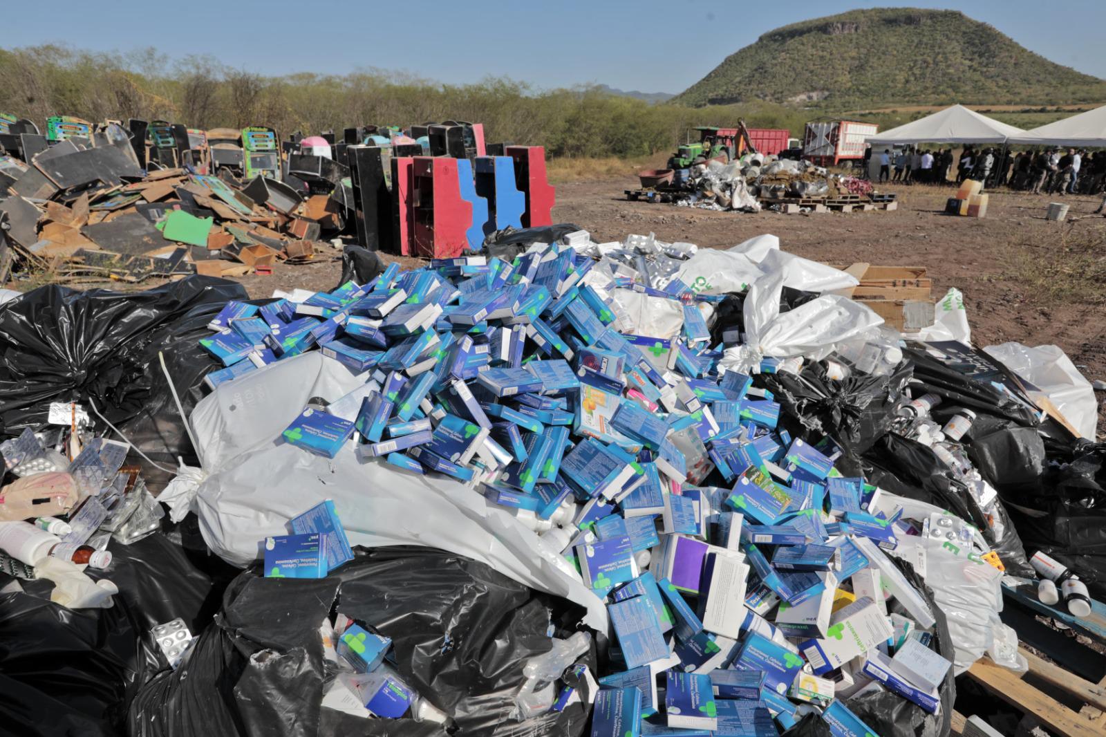 $!Destruyen casi 2 toneladas de drogas y más de 300 objetos del delito en Culiacán