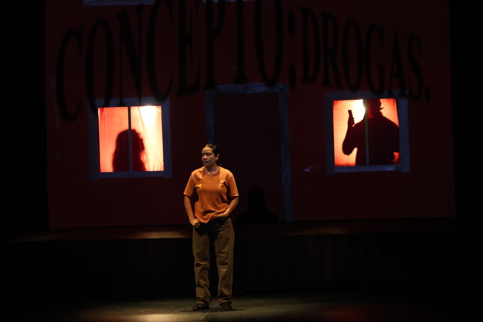 $!La obra transitó entre la comedia y el drama para retratar las distintas formas en que la ausencia de un padre impacta a sus hijos.