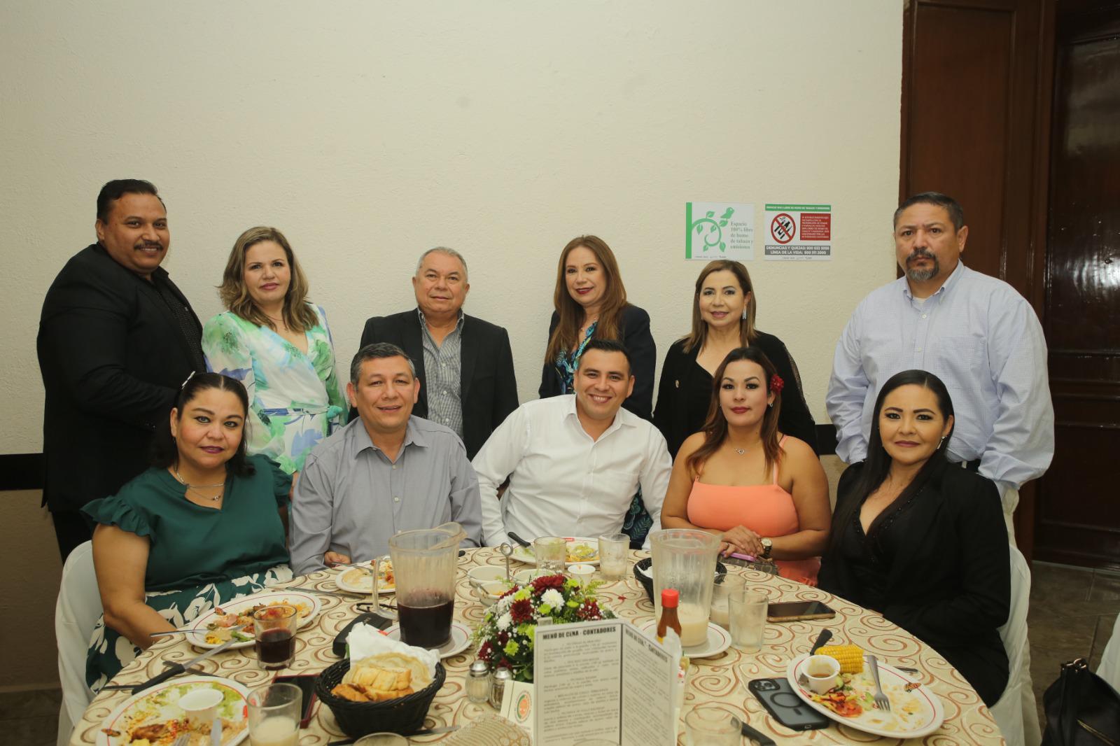 $!La homenajeada entre algunos de sus colegas.