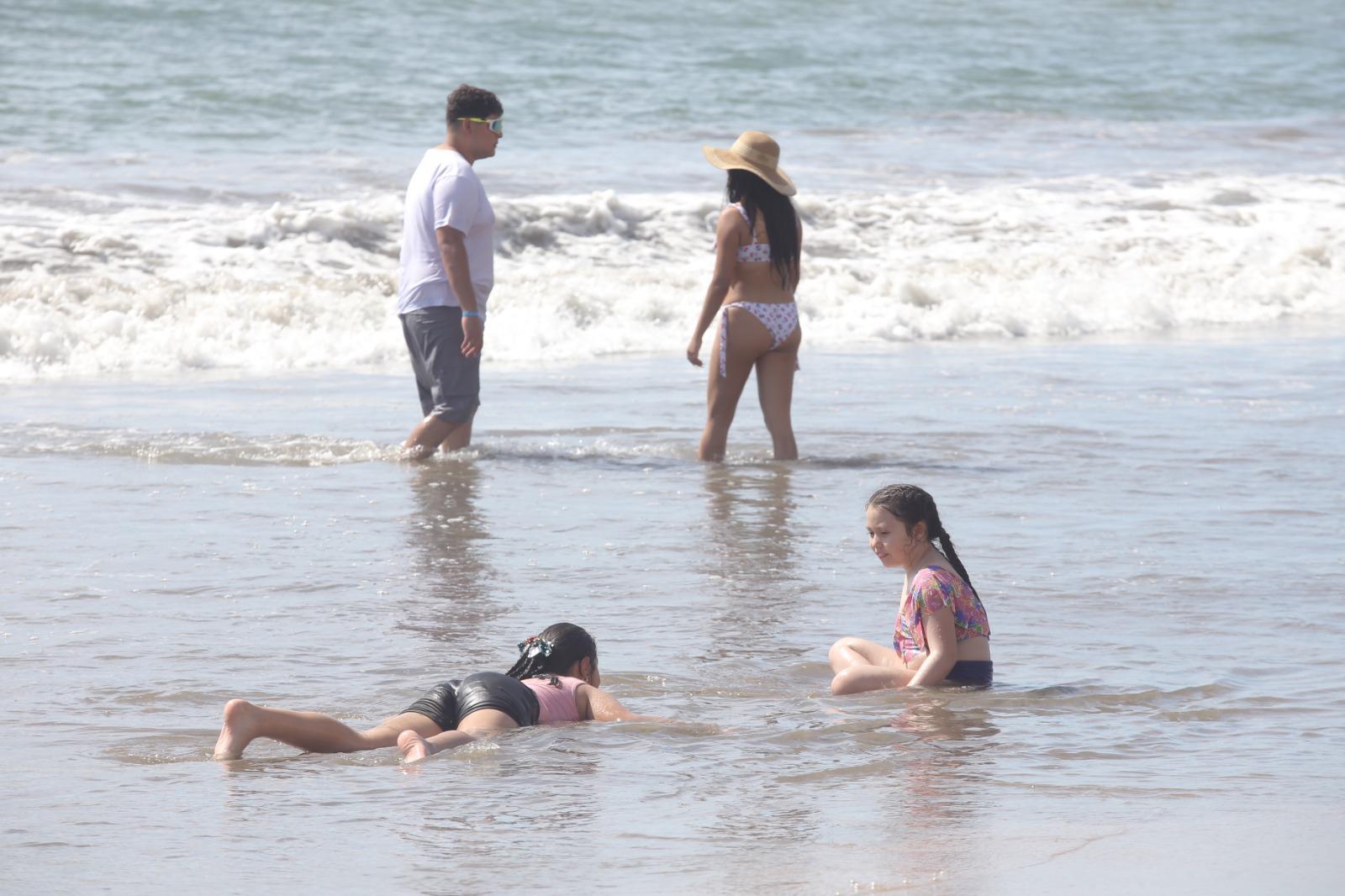 $!Disfrutan centenares de personas de playas y atractivos de Mazatlán en este fin de semana largo