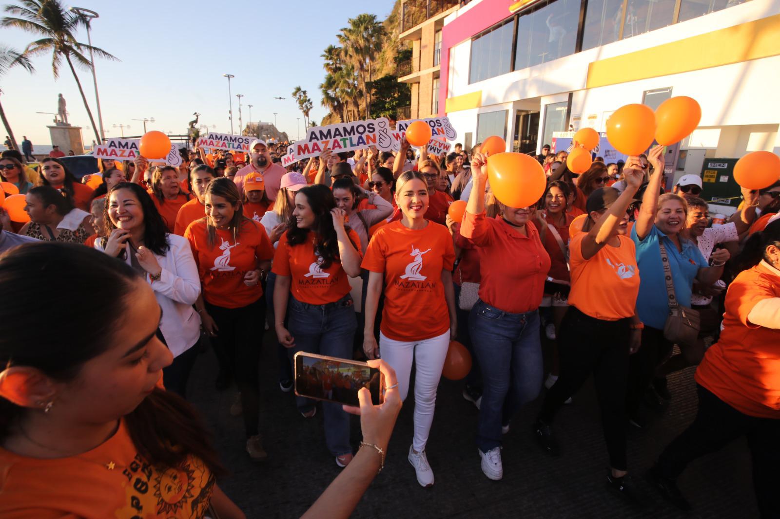 $!Marchan por el Día Internacional de la Eliminación de la Violencia contra la Mujer e iluminan de naranja el Palacio Municipal