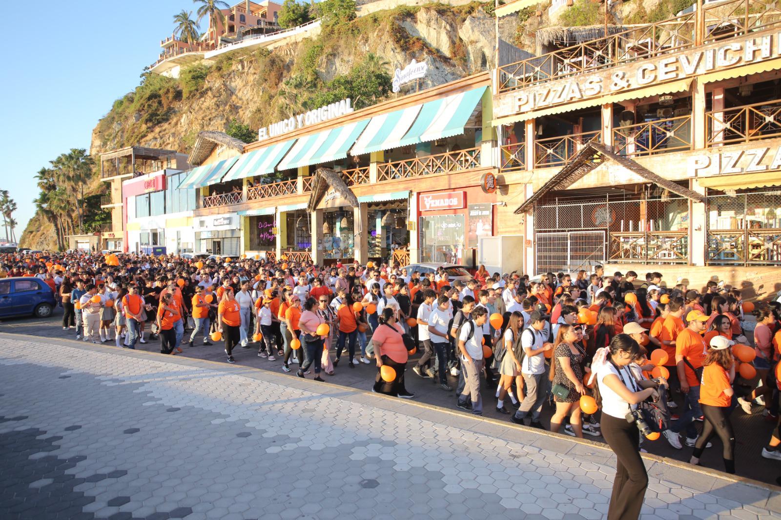 $!Marchan por el Día Internacional de la Eliminación de la Violencia contra la Mujer e iluminan de naranja el Palacio Municipal