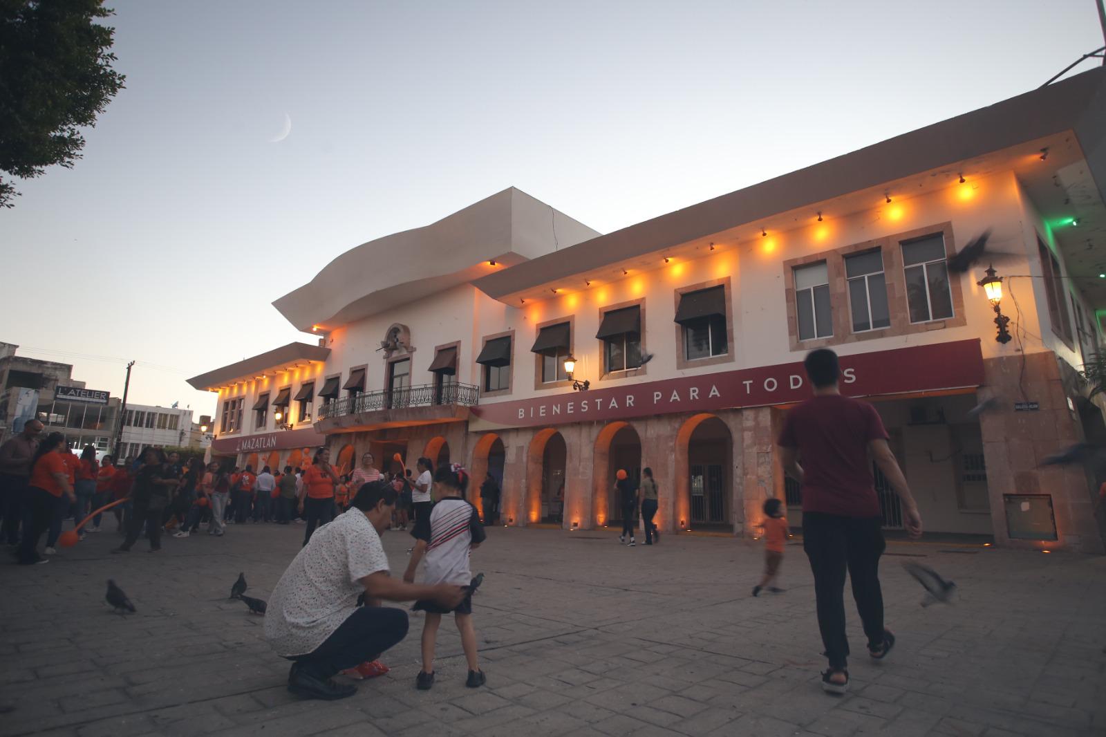 $!Marchan por el Día Internacional de la Eliminación de la Violencia contra la Mujer e iluminan de naranja el Palacio Municipal