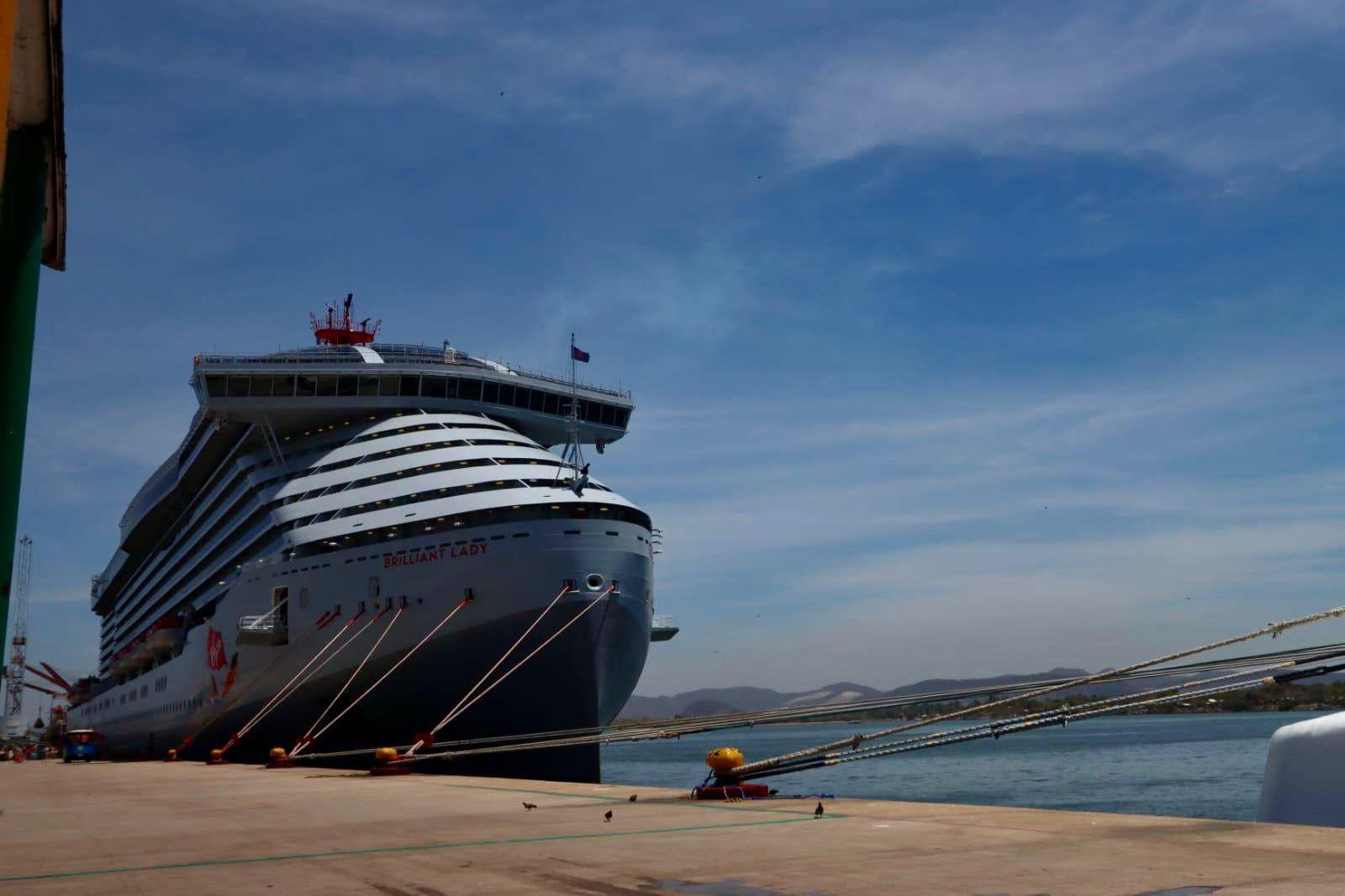 $!Recibe Estrella Palacios al crucero Brilliant Lady, que por primera vez arriba a Mazatlán