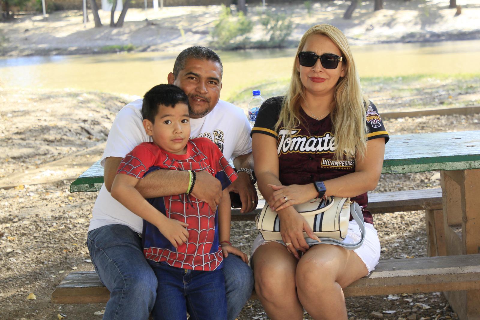 $!Un día después de Navidad, familias visitan el Parque Las Riberas