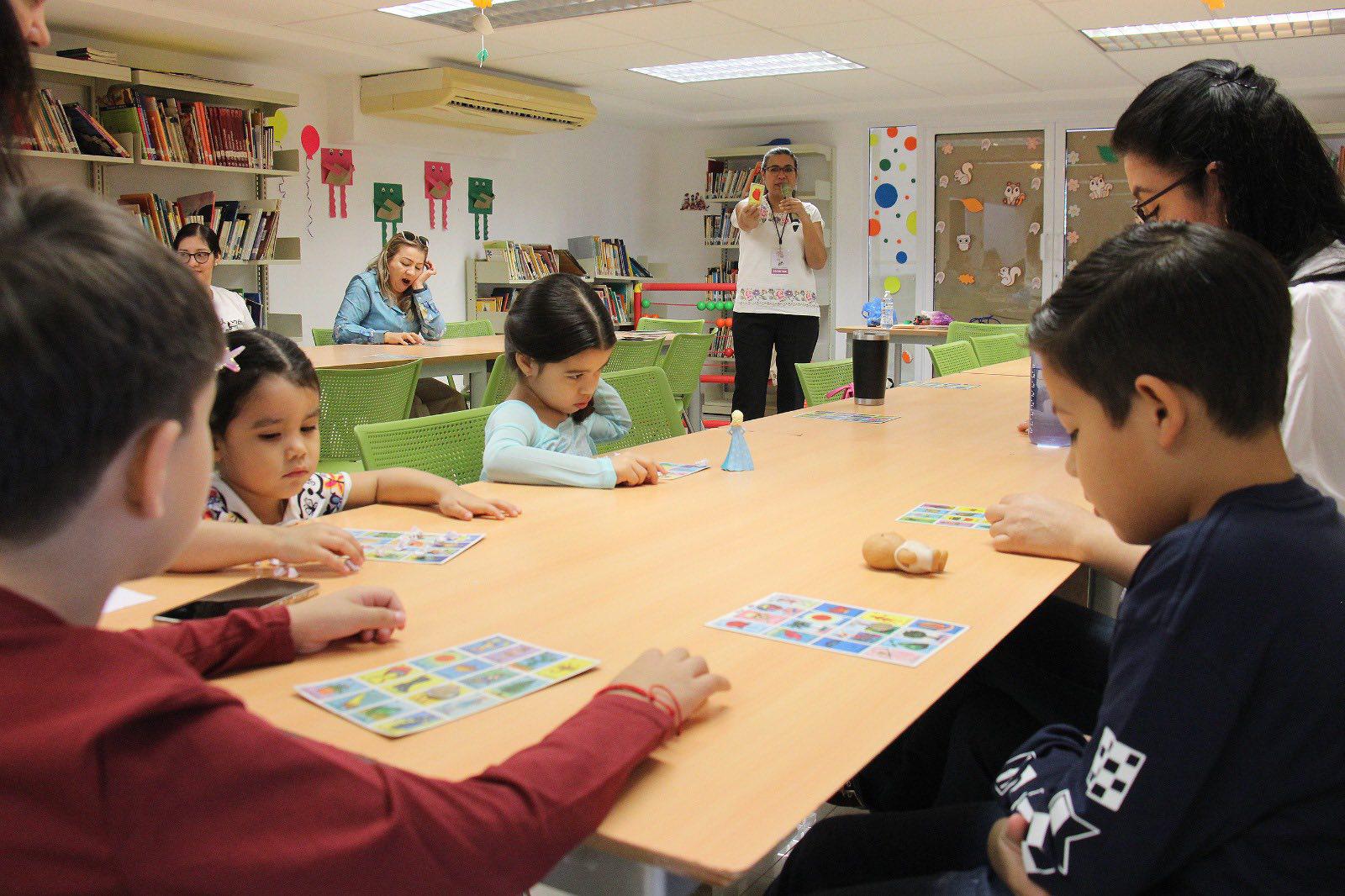 $!Erika Zepeda ofreció el taller Lotería de cuentos.