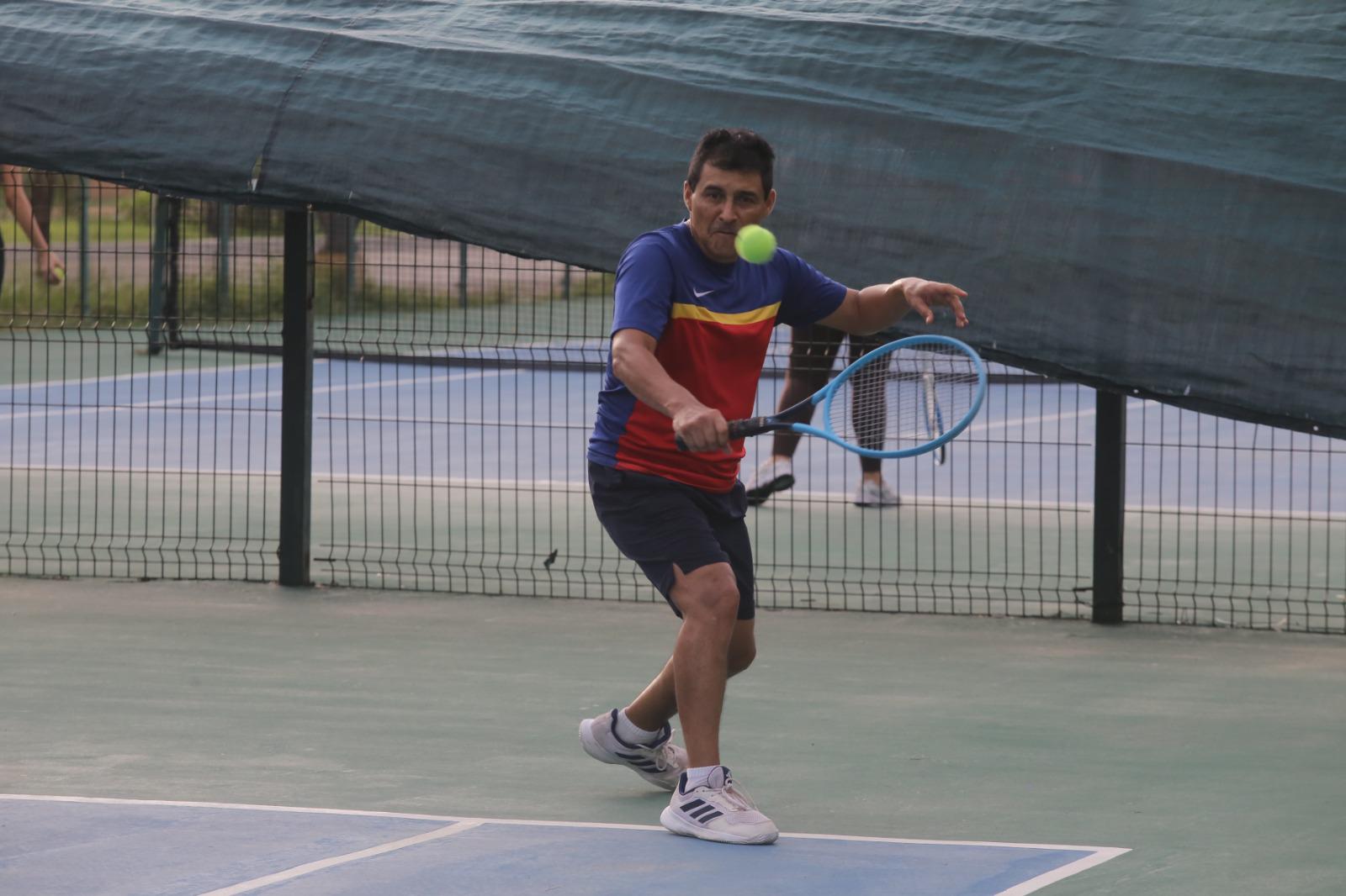$!Jorge Aviña impone experiencia en el Torneo Escalera de Tenis Tour