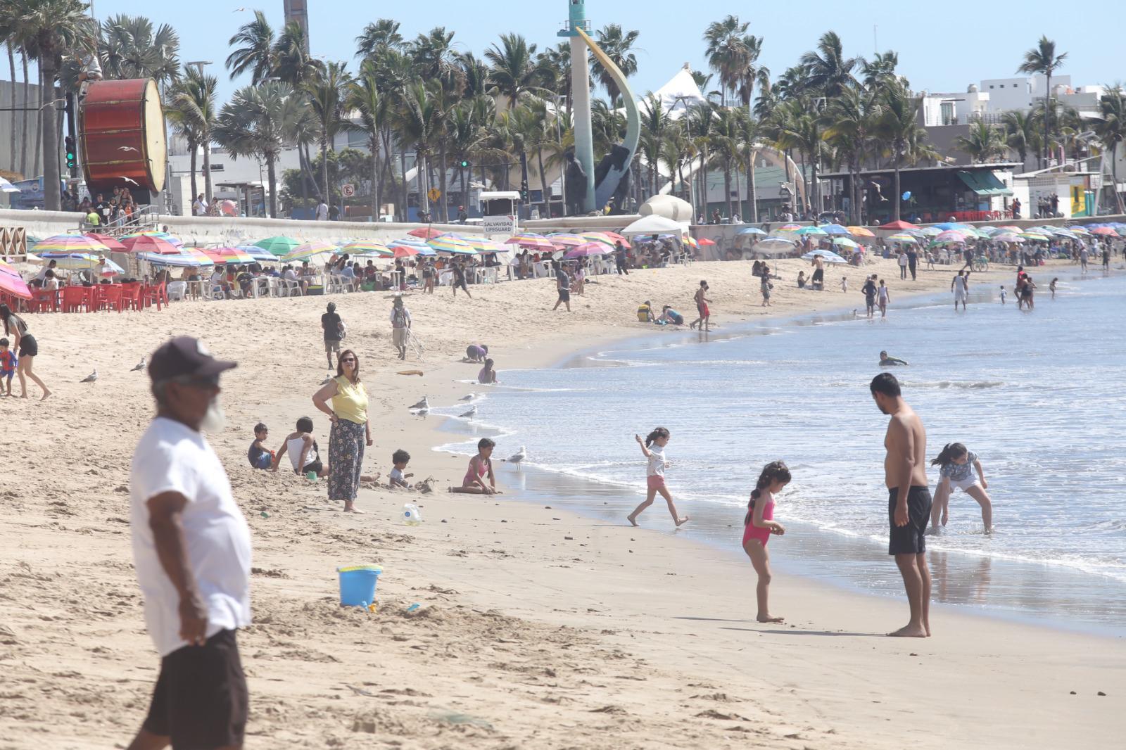 $!Disfrutan centenares de personas de playas y atractivos de Mazatlán en este fin de semana largo