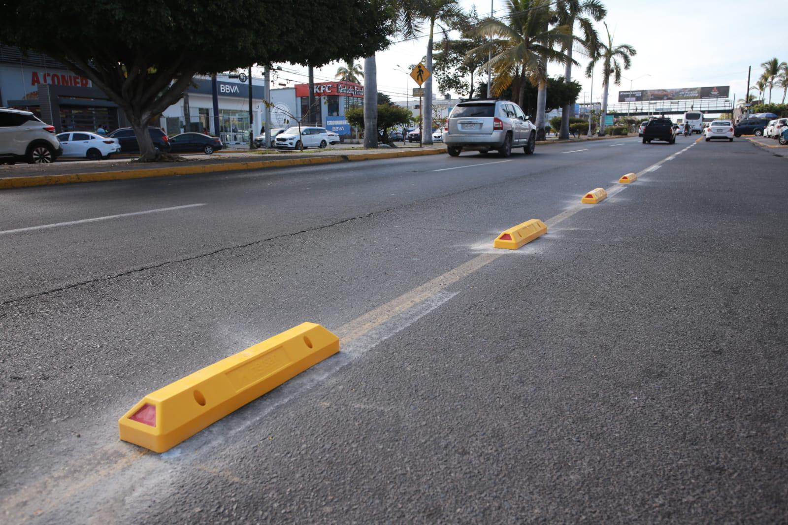 $!Colocan boyas en carril preferencial en Mazatlán