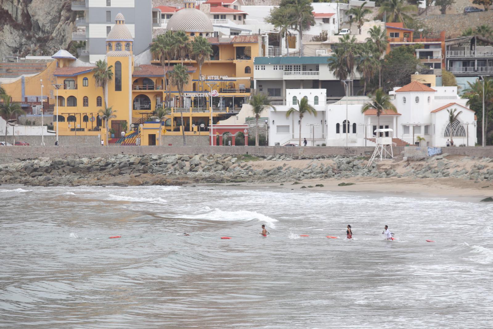 $!Con simulacro de colisión de dos embarcaciones y rescate se declaran listos salvavidas de Mazatlán