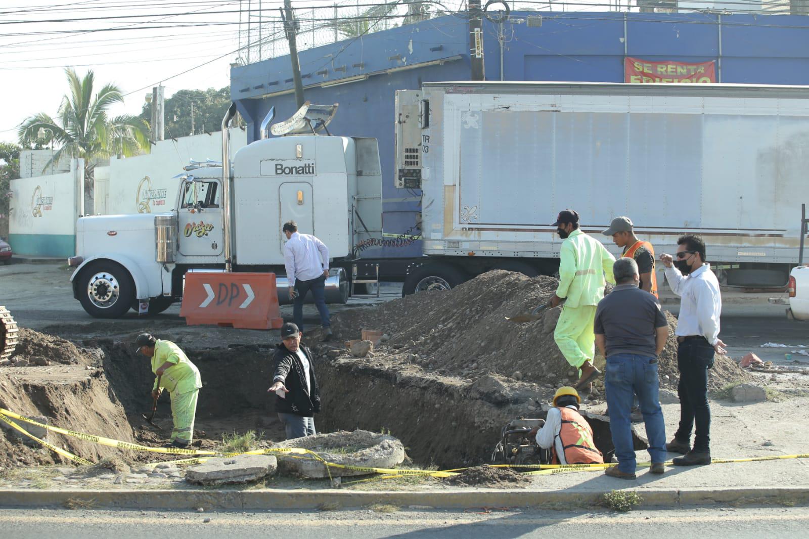 $!Siguen trabajos para tapar socavón en Libramiento Colosio de Mazatlán