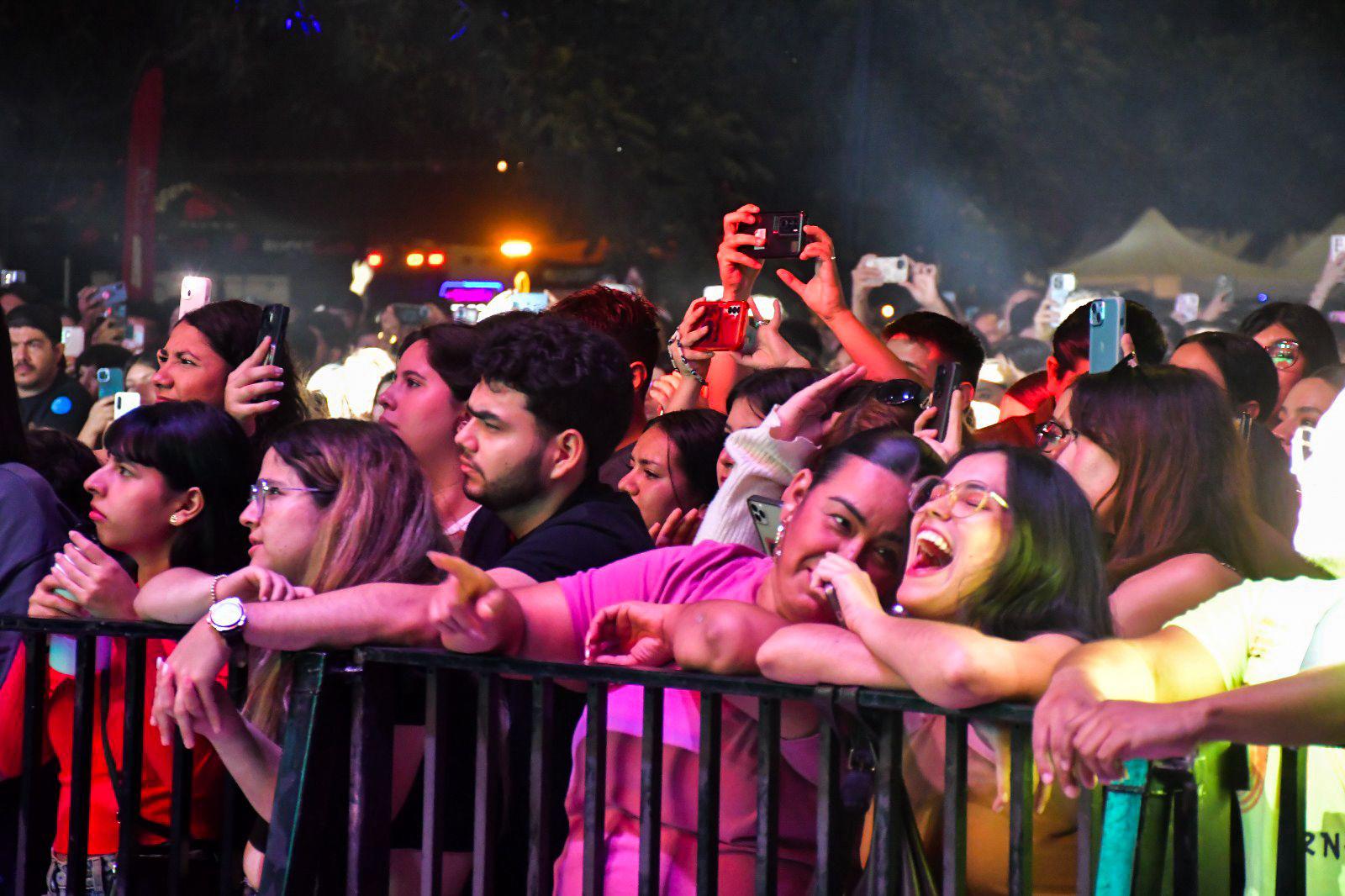 $!Bailan sinaloenses al ritmo de Adrián Cota y Mau y Ricky