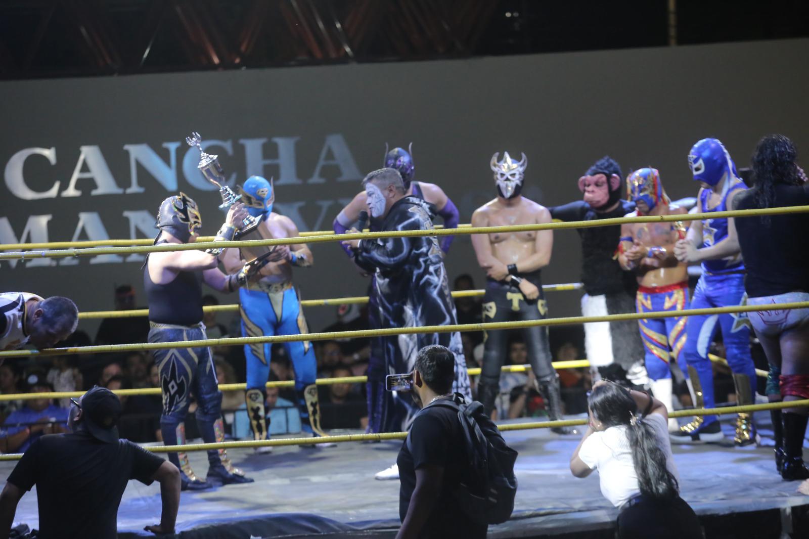 $!Artimañas permiten triunfo sobre Shocker en función de lucha libre
