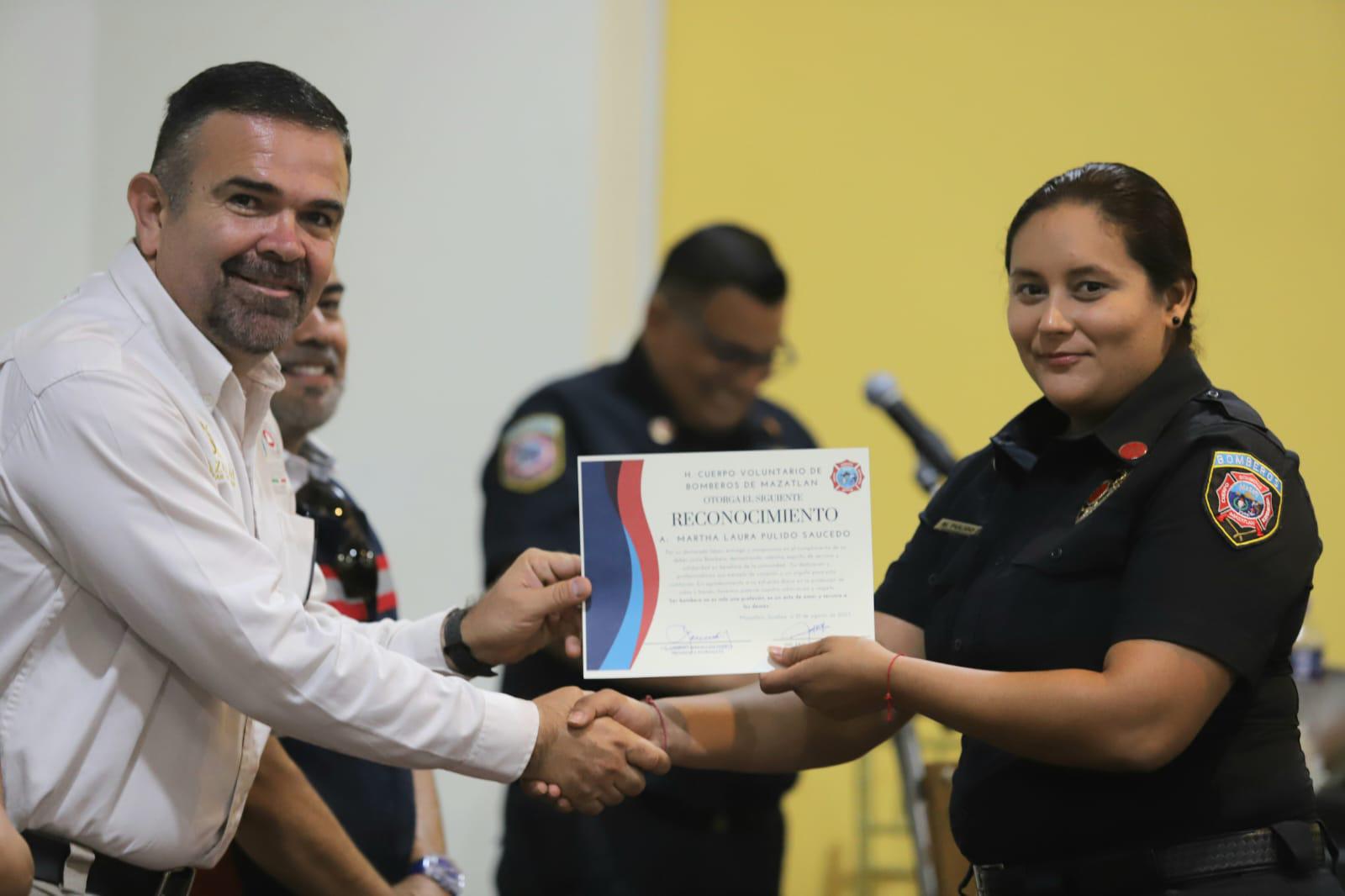 $!Óscar Osuna entrega el reconocimiento a Martha Pulido.