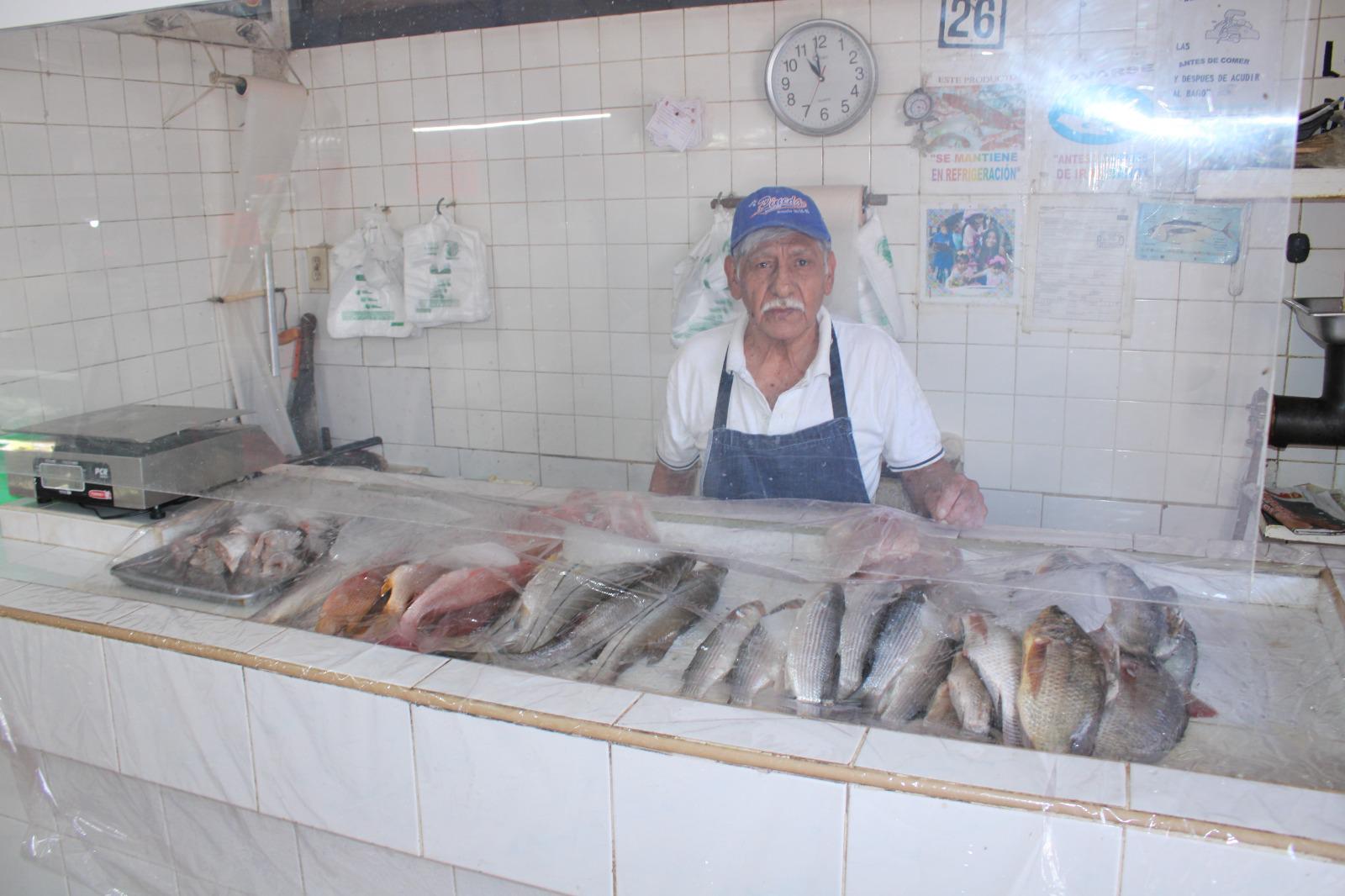 $!Juan Ramón mantiene vivo el oficio de la pescadería en el mercado de Rosario
