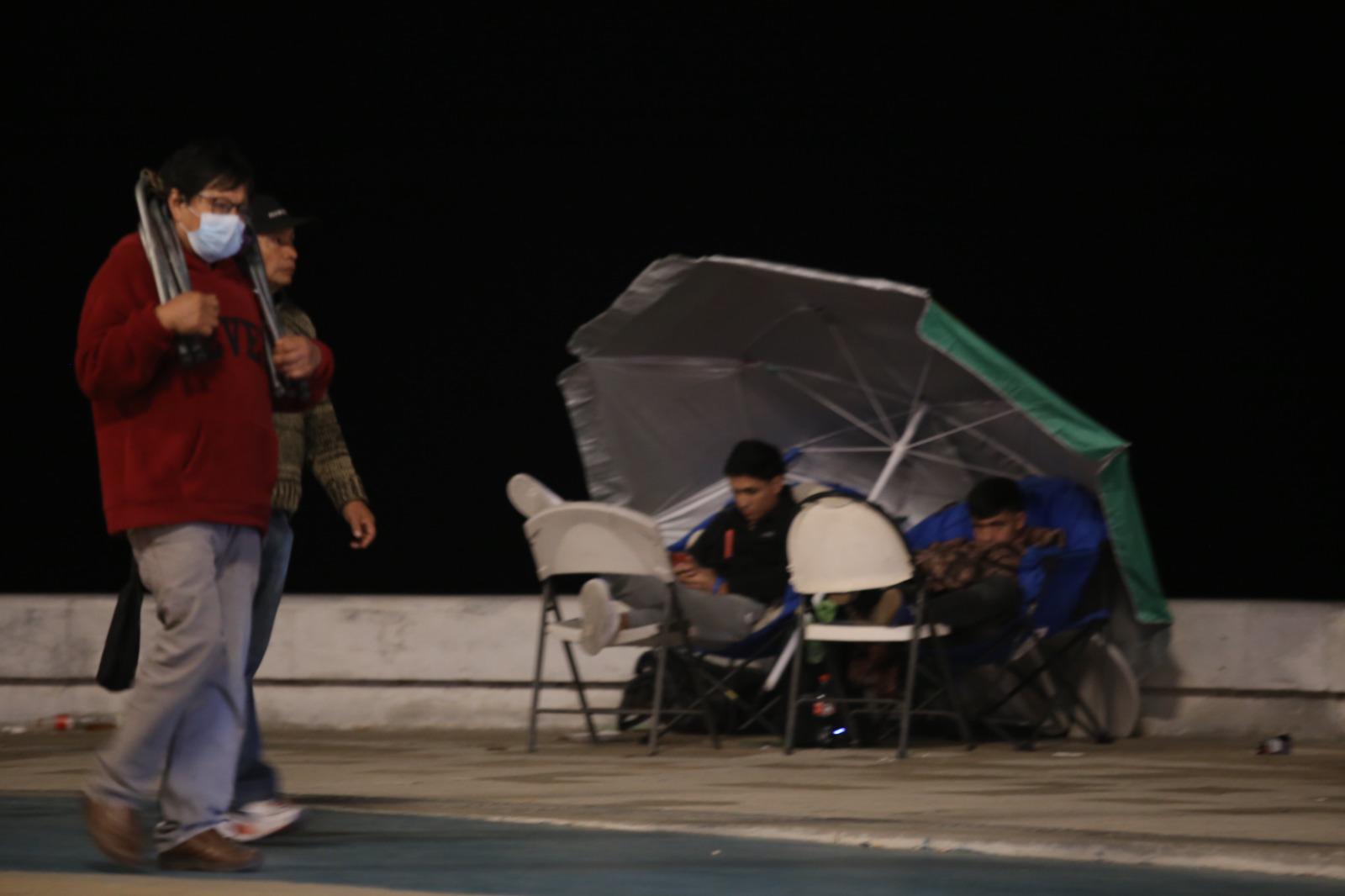$!Desde la madrugada y con frío, familias apartan lugares en el malecón de Mazatlán para el primer desfile