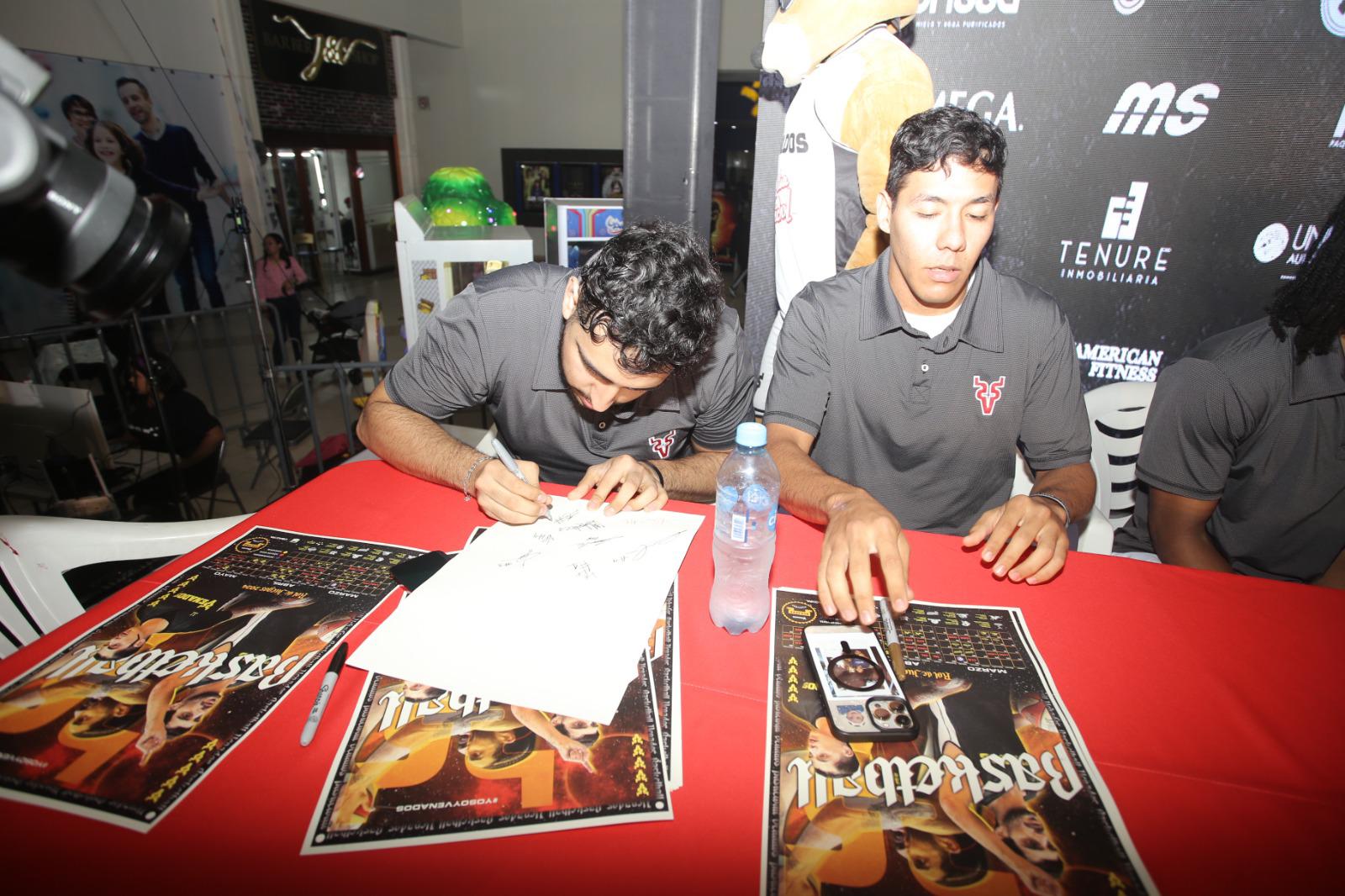 $!La firma de autógrafos.