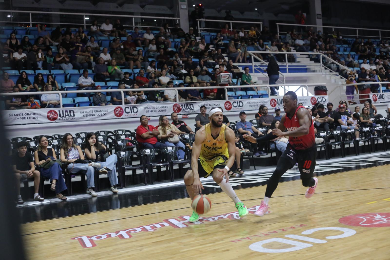 $!Caballeros de Culiacán barren a Venados Basketball con triunfo en Mazatlán