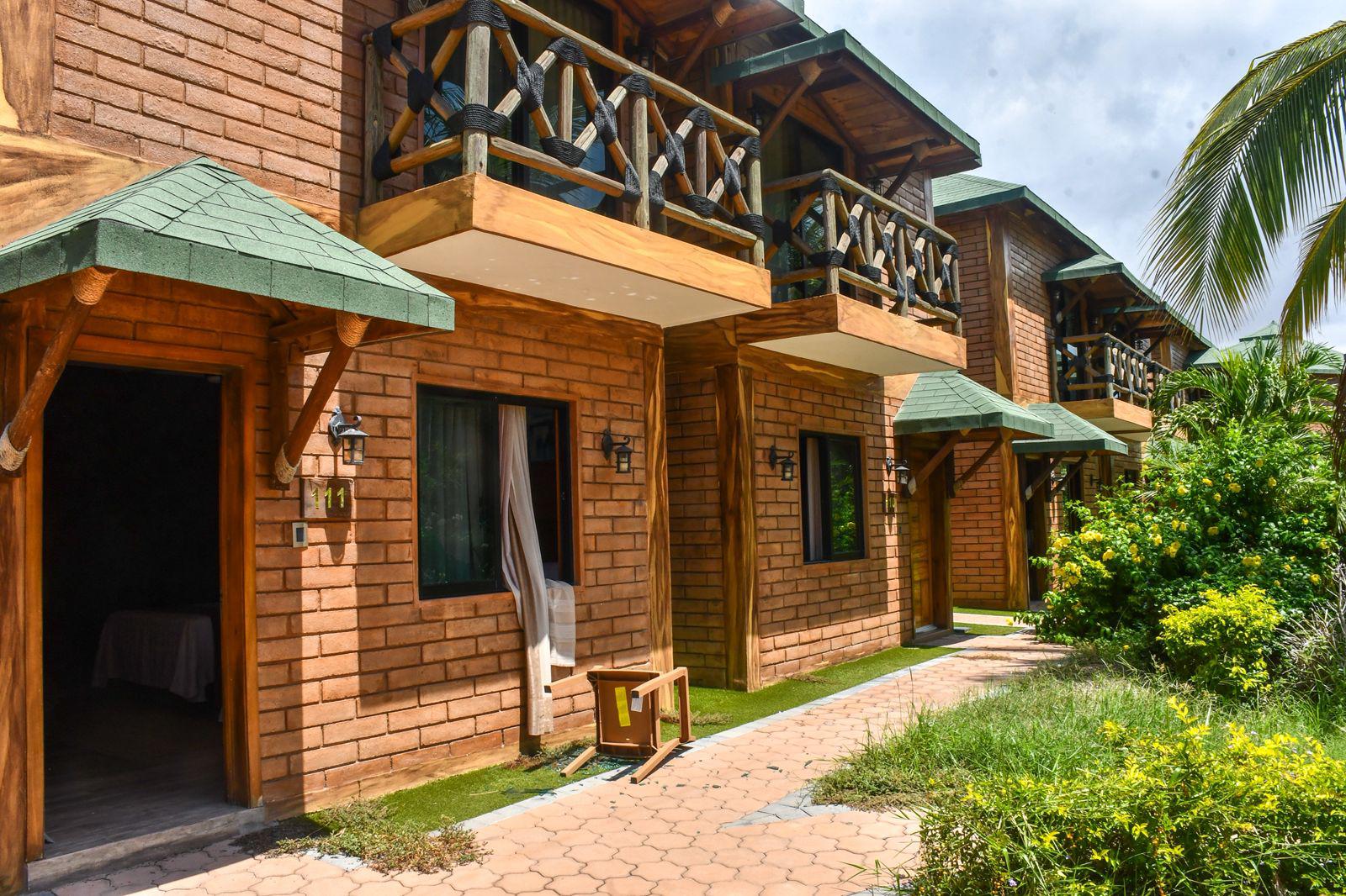 $!Los estragos del ataque armado en Altata: base sindical baleada y un hotel devastado por las llamas