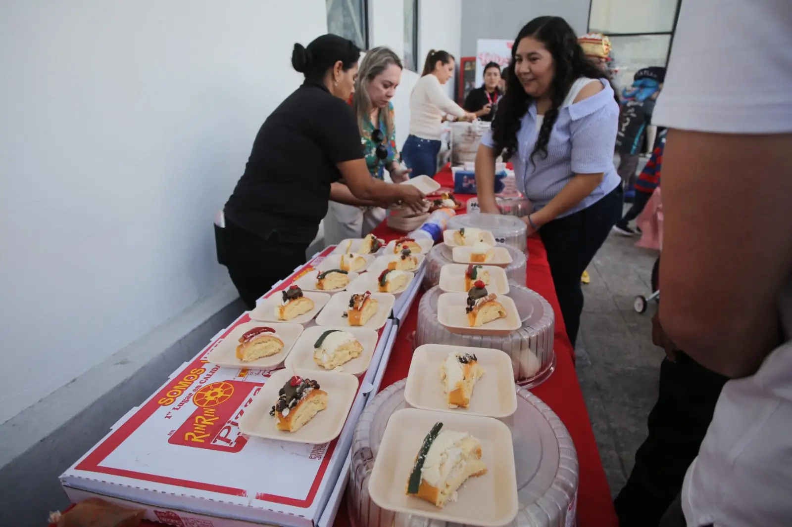 $!Comparte Rin Rin Pizza alegría a través del estómago en campaña ‘Sé Un Rey Mago’