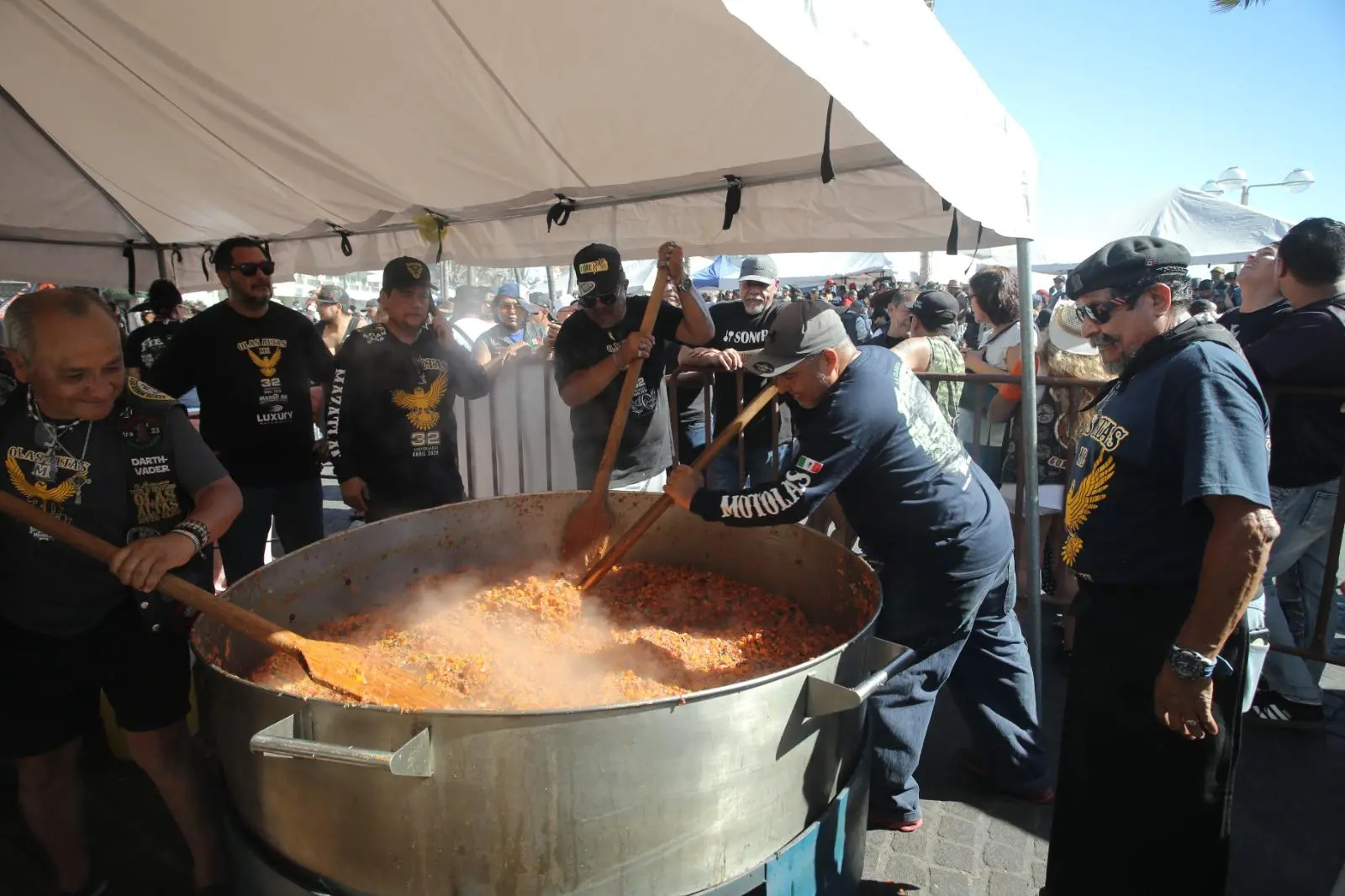 $!Degustan más de 5 mil personas el tradicional marlin al chipotle del Motoclub Olas Altas