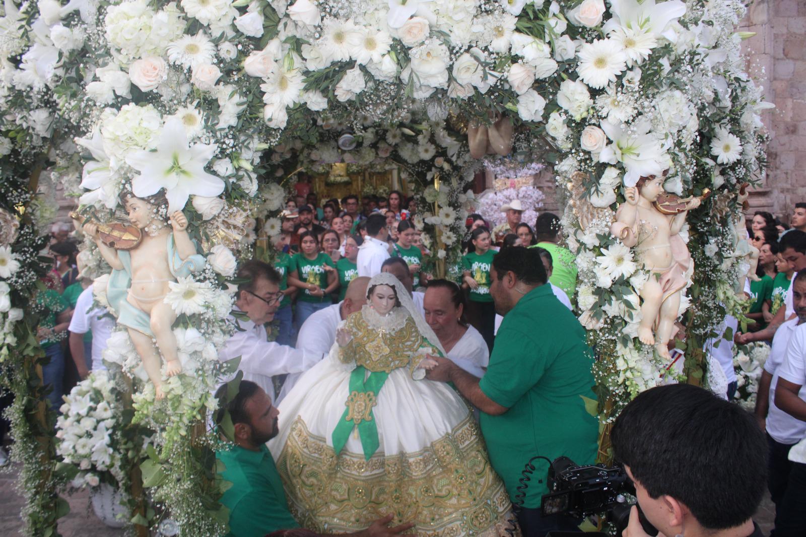 $!Intenso calor aviva fervor en feligreses durante la edición 294 de la solemnidad de la Virgen del Rosario