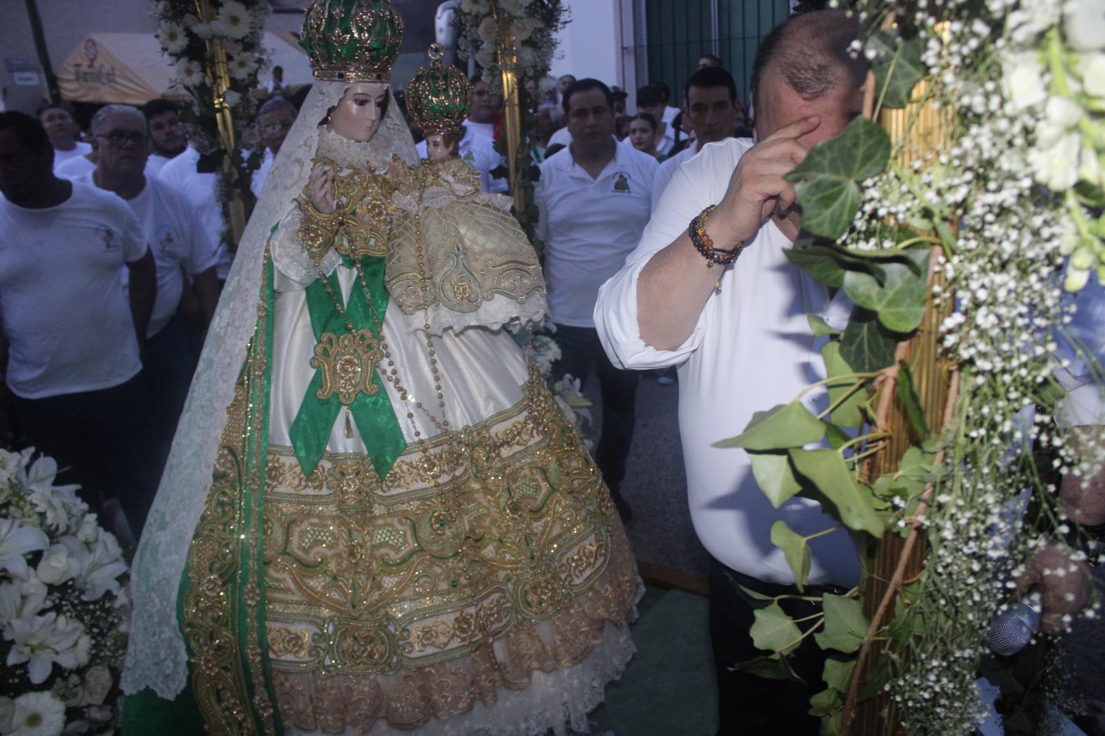 $!Le canta por primera vez ‘El Coyote’ a la Virgen del Rosario