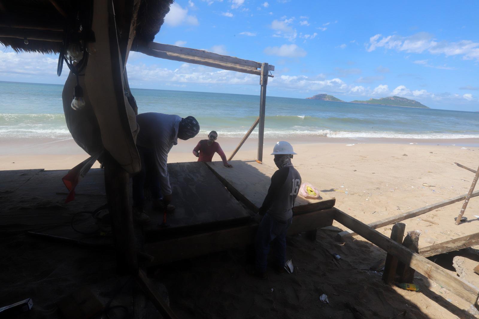 $!Playas han reducido de 30 metros a cero de frente, admiten palaperos de Mazatlán