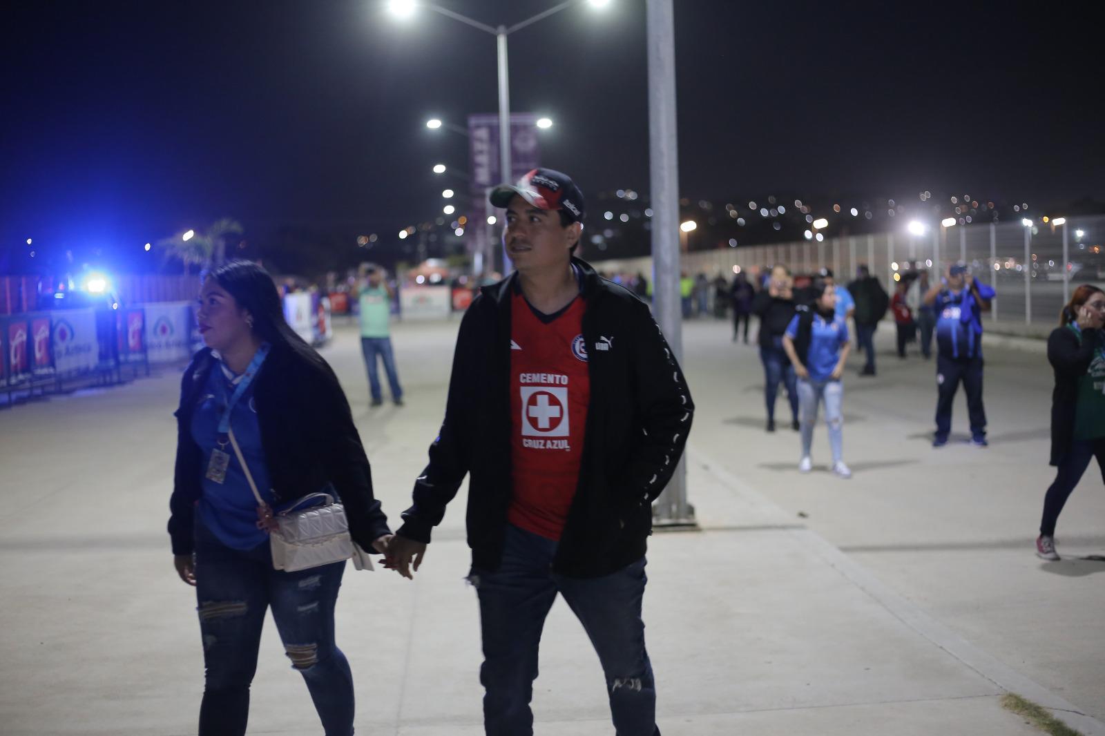 $!La hinchada se hace presente para el choque entre Mazatlán y Cruz Azul