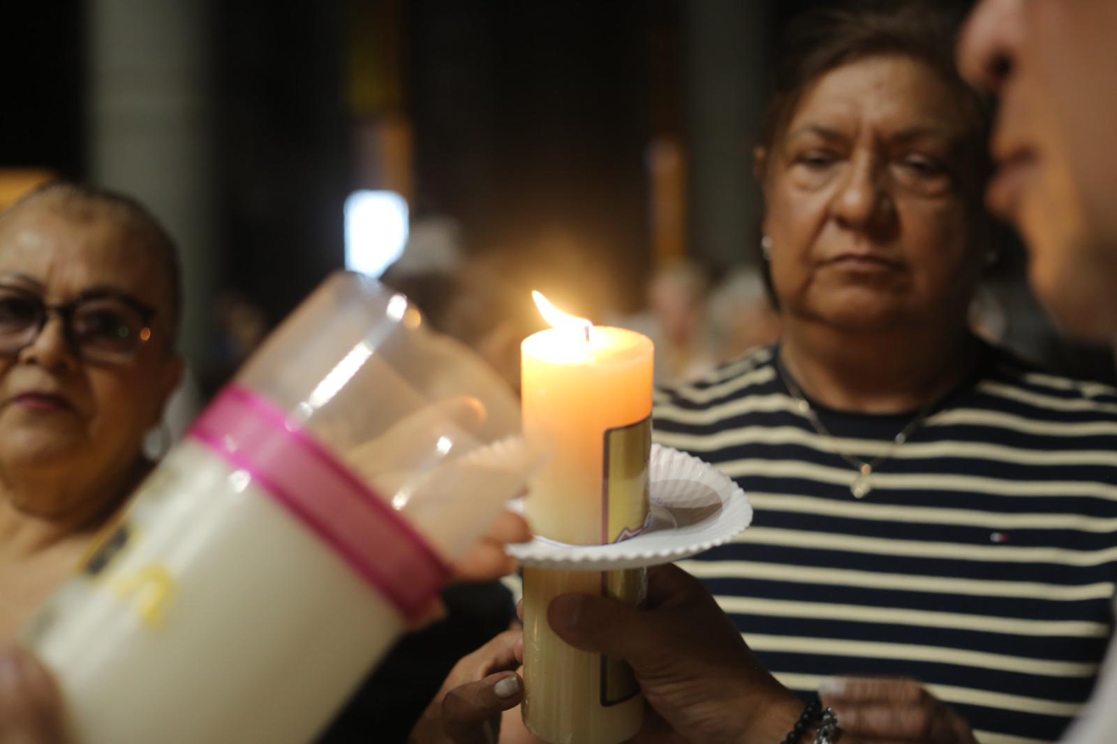 $!Bendición del fuego ilumina la Vigilia Pascual en la Catedral de Mazatlán