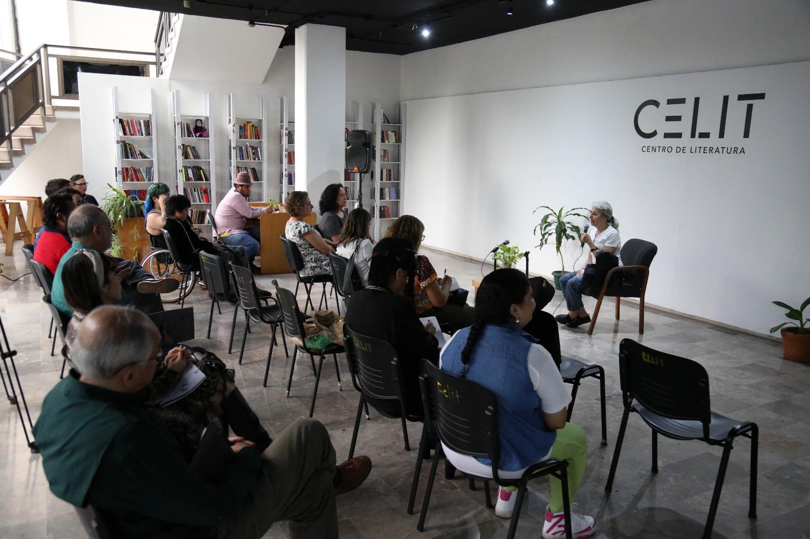 $!El público escuchó atento a la escritora.