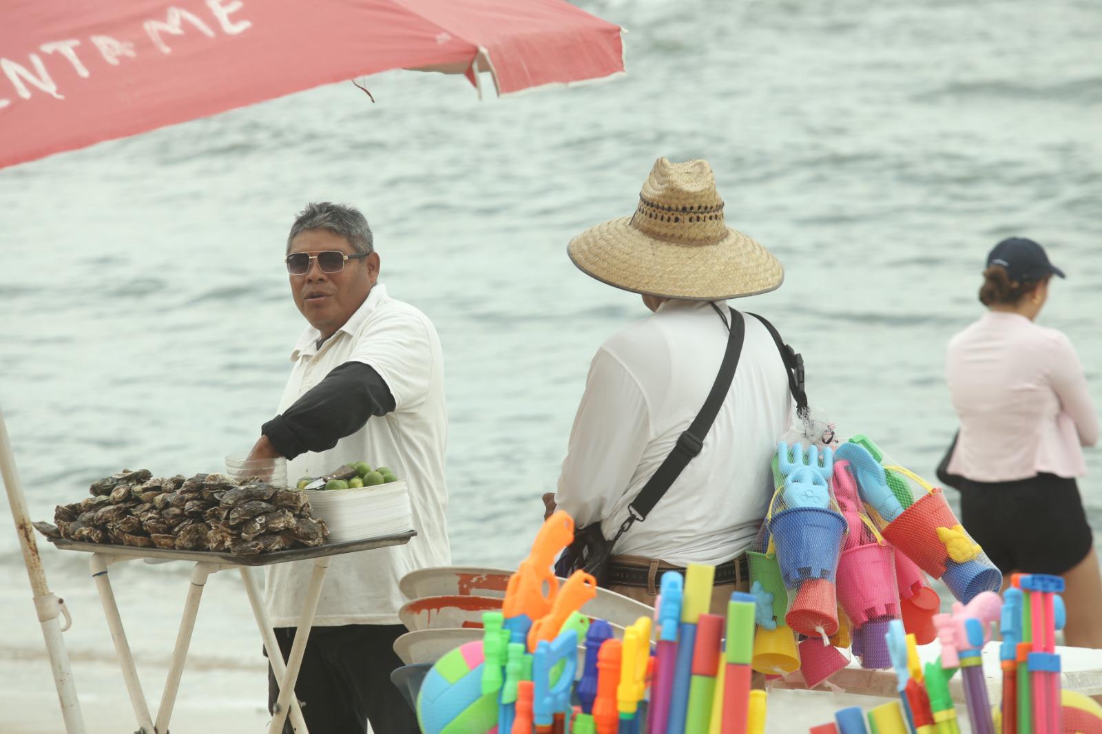 $!Con el cambio de clima, disminuye afluencia de bañistas en las playas de Mazatlán
