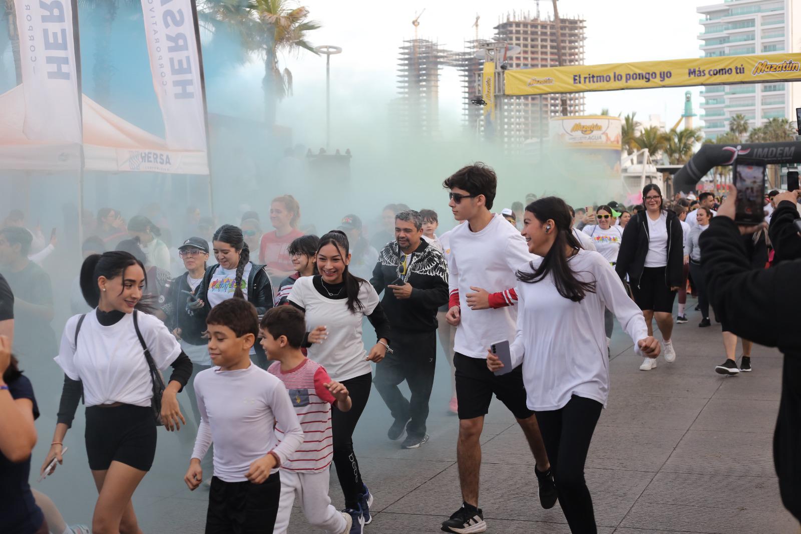 $!Mil 500 participantes viven una fiesta en la Carrera Píntate 5K Mazatún