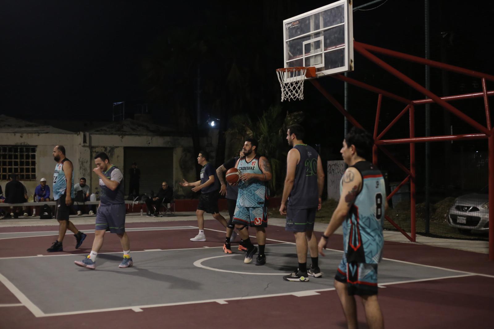 $!Neon Flow impone ritmo y vence a Estanquillo en el Torneo Veteranos de Baloncesto