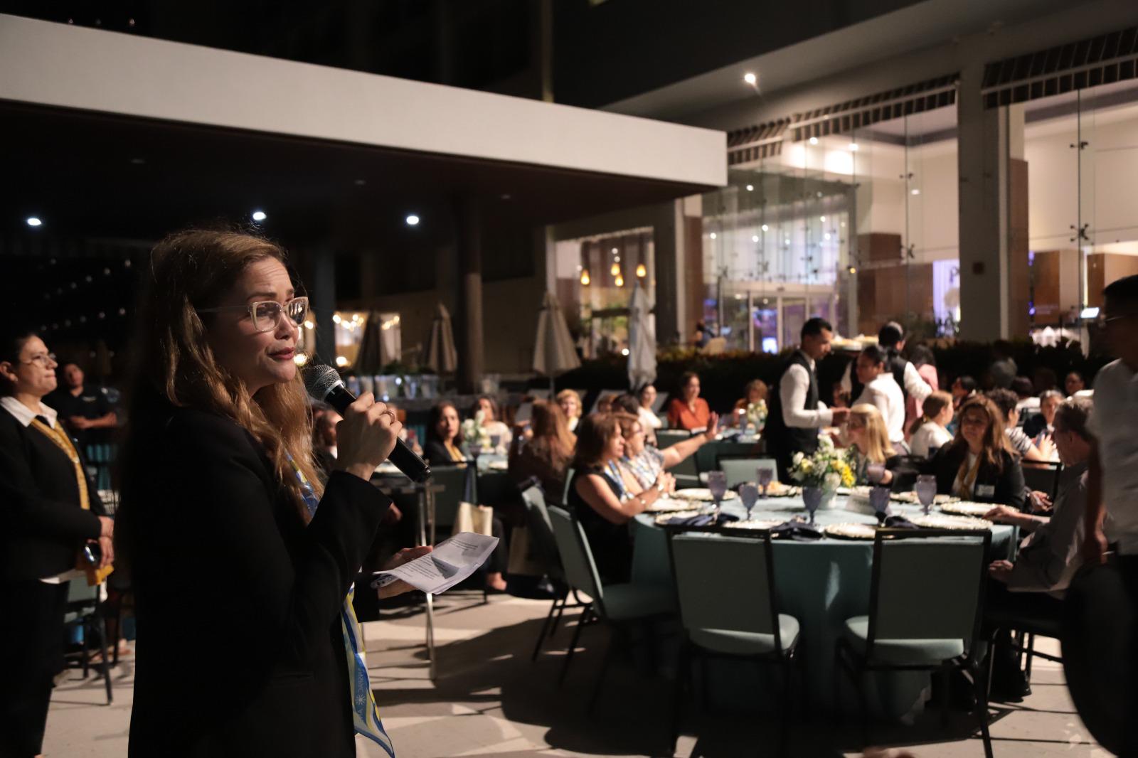 $!Imelda Morales de Chicuate, presidenta de Anspac Mazatlán, expresó unas palabras de bienvenida.