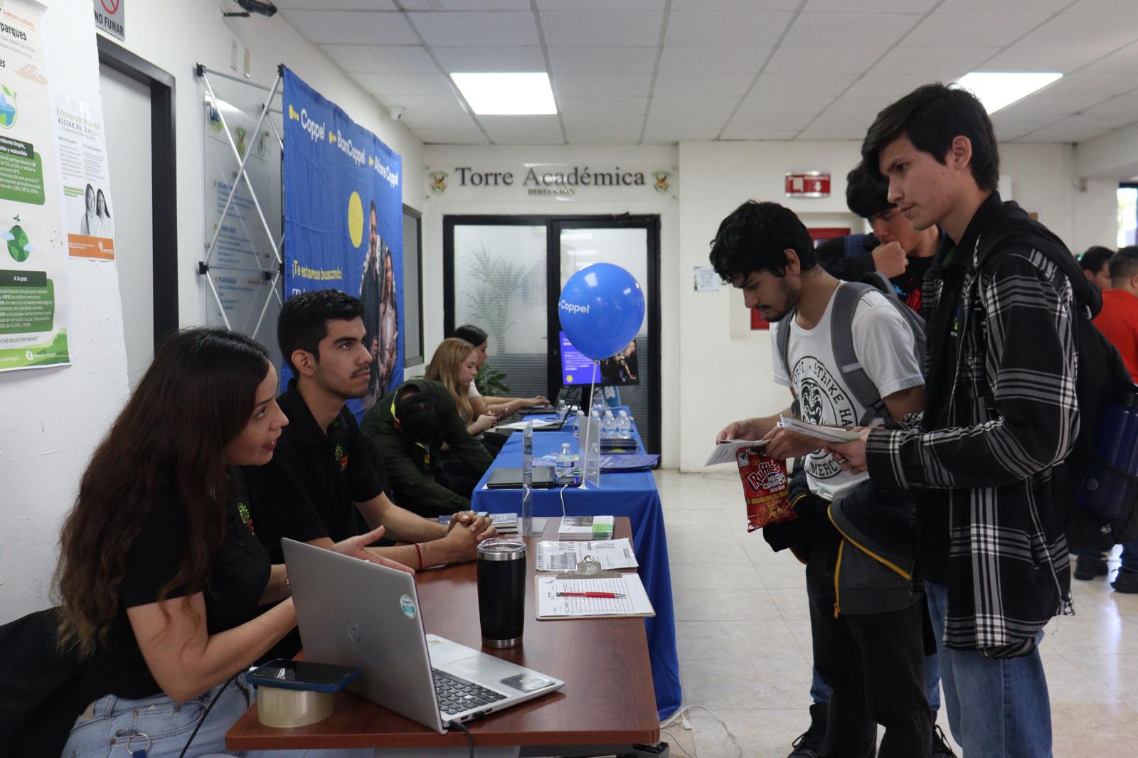 $!¡Construyendo futuro! Estudiantes y empresas coinciden en el éxito de los espacios de colaboración laboral, en la Feria de Vinculación UAS 2026