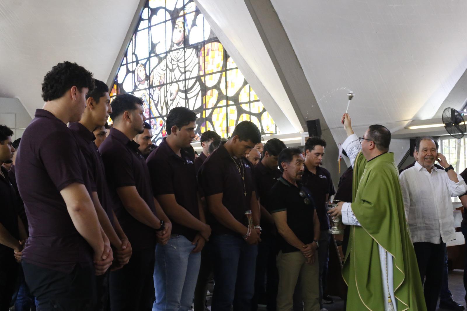 $!El equipo Tomateros de Culiacán recibió la bendición para una buena temporada.