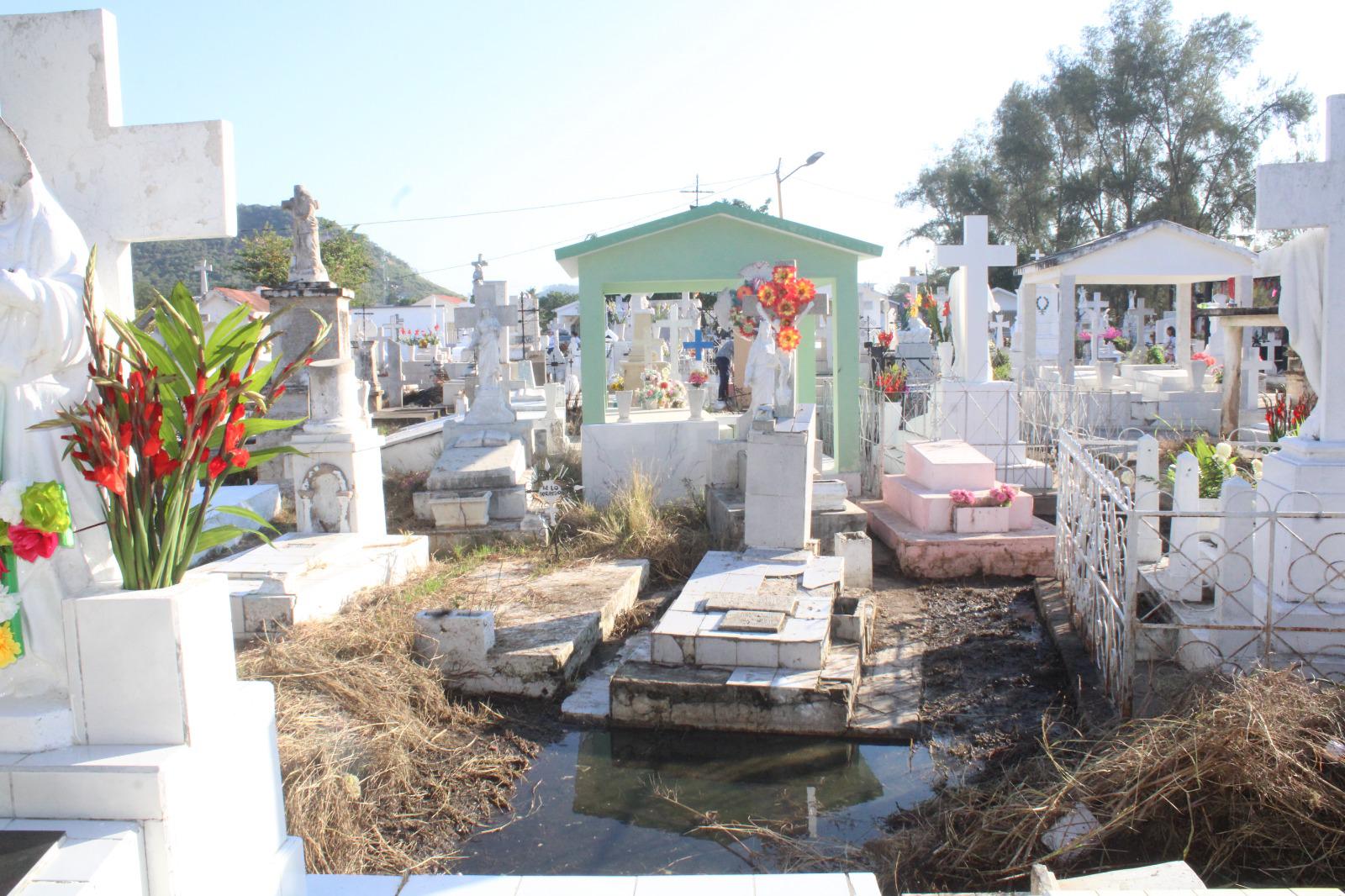 $!‘Brotan’ quejas sobre limpieza y seguridad en panteón municipal de Rosario