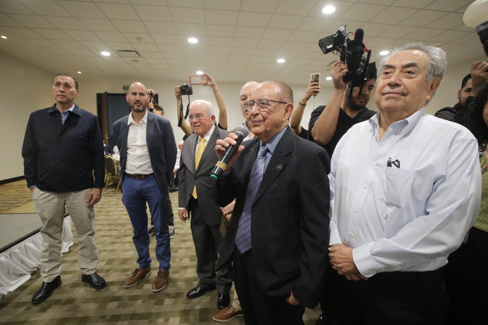 $!Francisco Rodríguez Piñón, decano del notariado público, fue el encargado de tomar protesta a la nueva directiva.