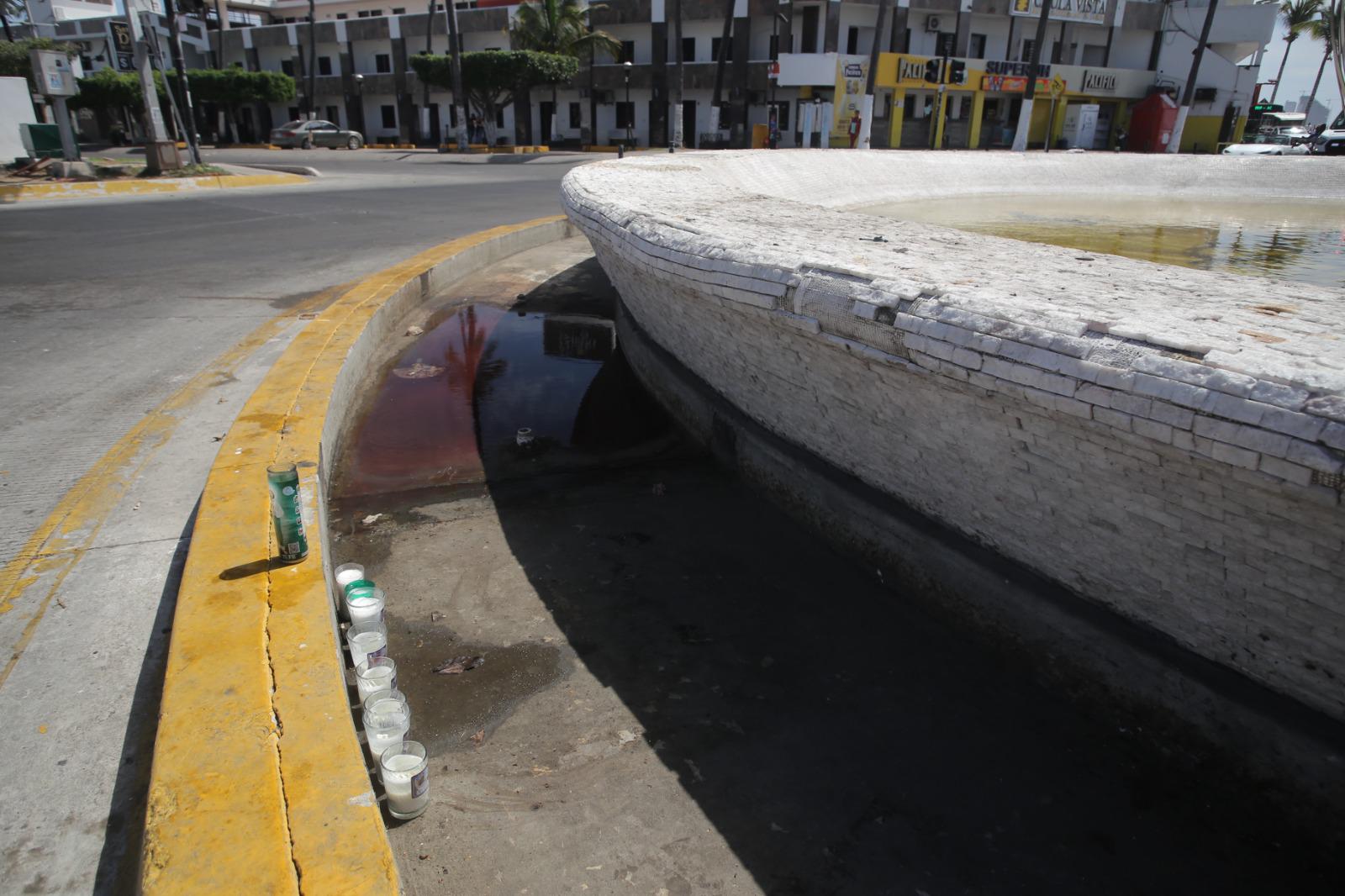 $!Muestra glorieta ‘La Perla del Pacífico’ huellas del accidente automovilístico del fin de semana, en Mazatlán