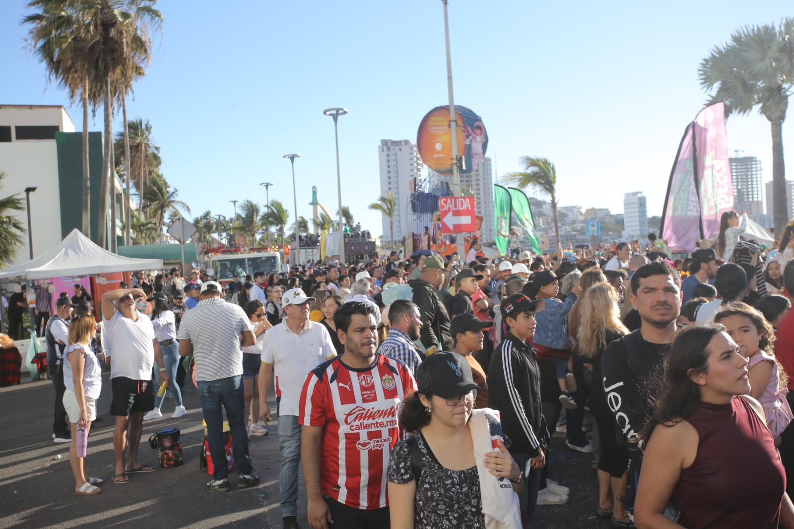 $!Disfrutan miles de personas del segundo desfile del Carnaval Internacional de Mazatlán 2026