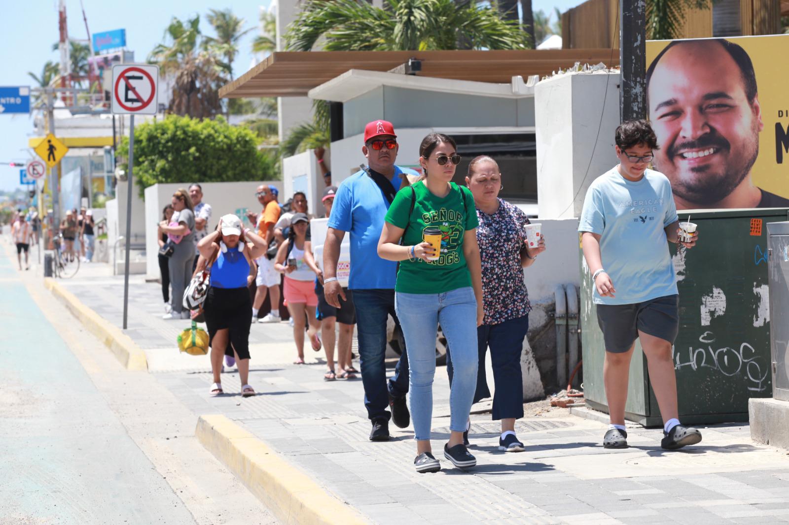 $!Eligen turistas a Mazatlán para vacacionar
