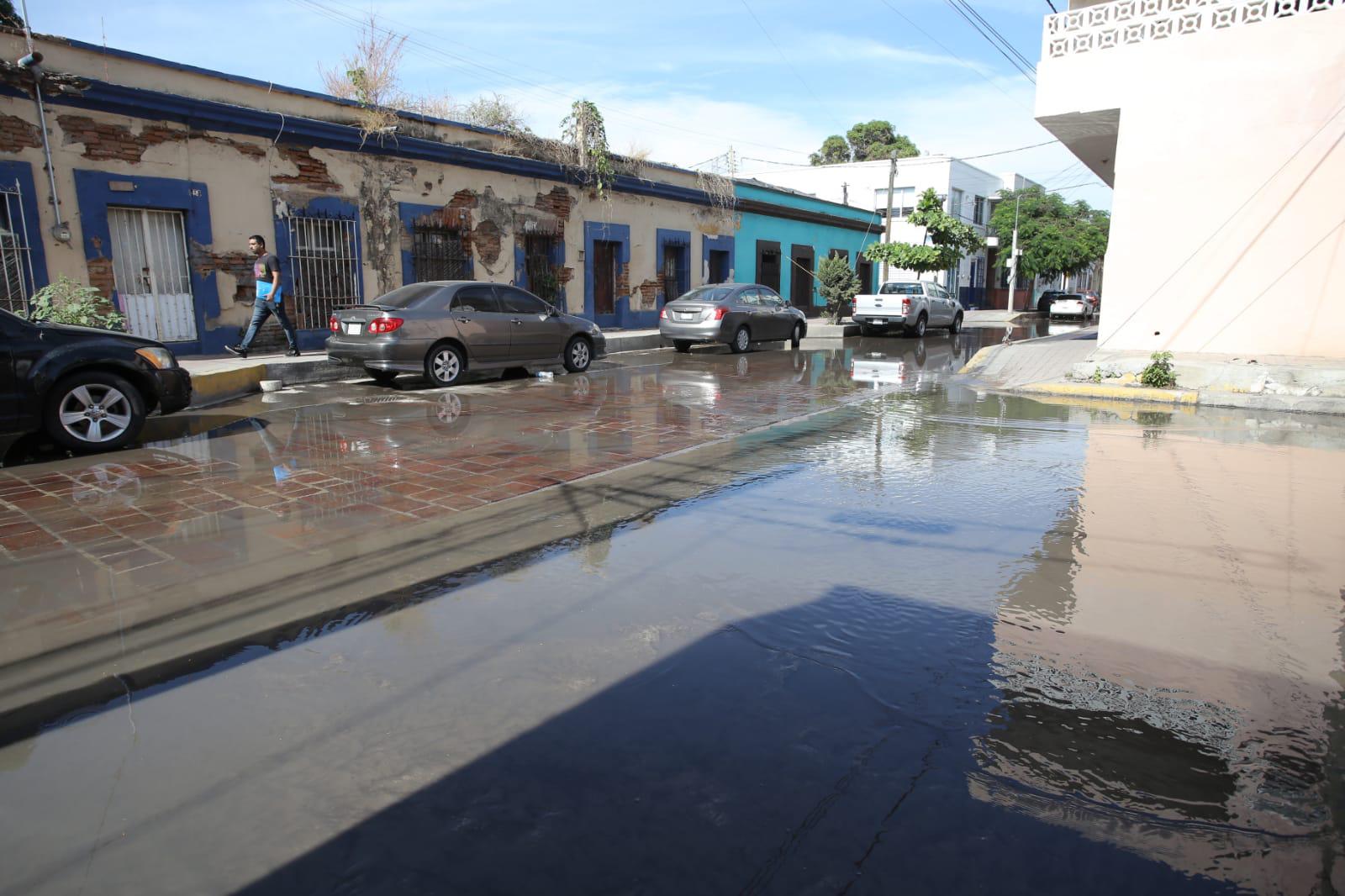 $!Inundan aguas negras la calle Benito Juárez, en el Centro de Mazatlán