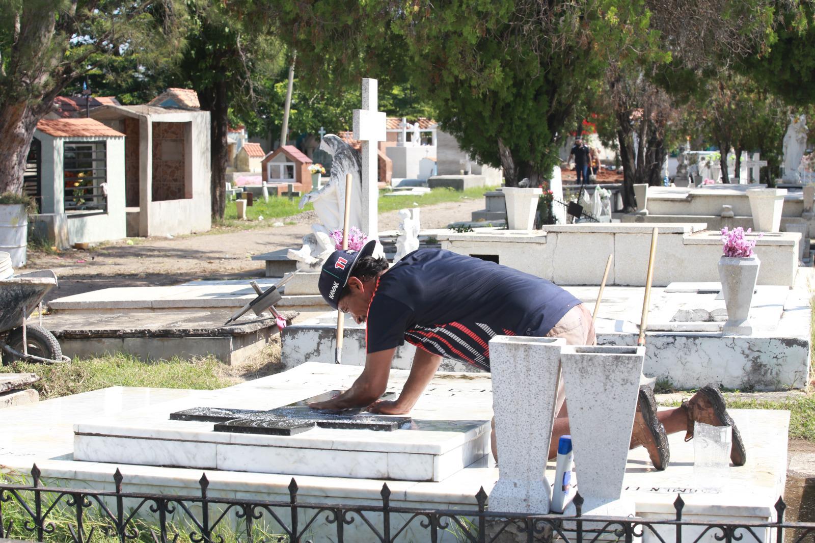 $!Familias acuden a limpiar las tumbas para celebrar el Día de Muertos en Mazatlán