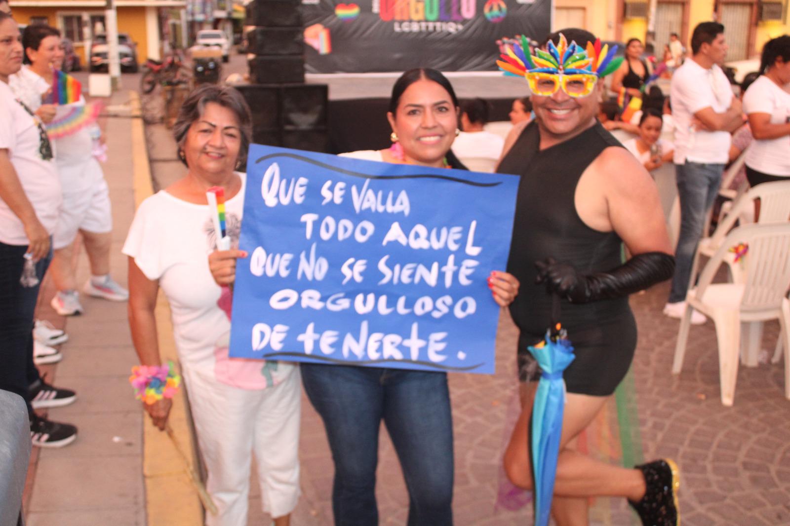 $!Marcha LGBT+ en Rosario se viste de blanco en memoria de víctimas de crímenes de odio