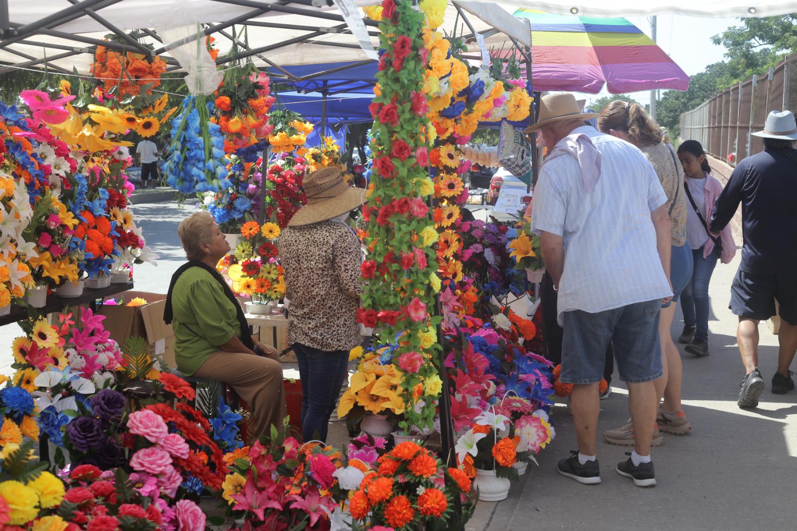 $!Mazatlecos mantienen viva la tradición del Día de Muertos en los panteones