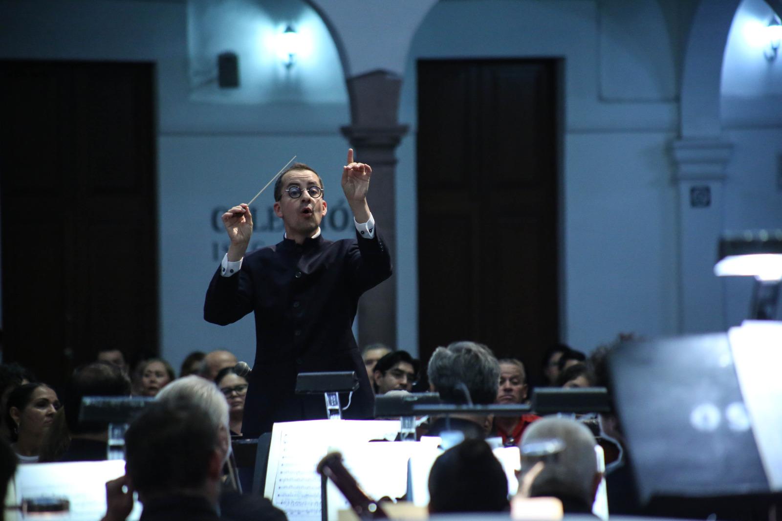 $!El maestro Salvador Vázquez, originario de Málaga, fue el director huésped del concierto.