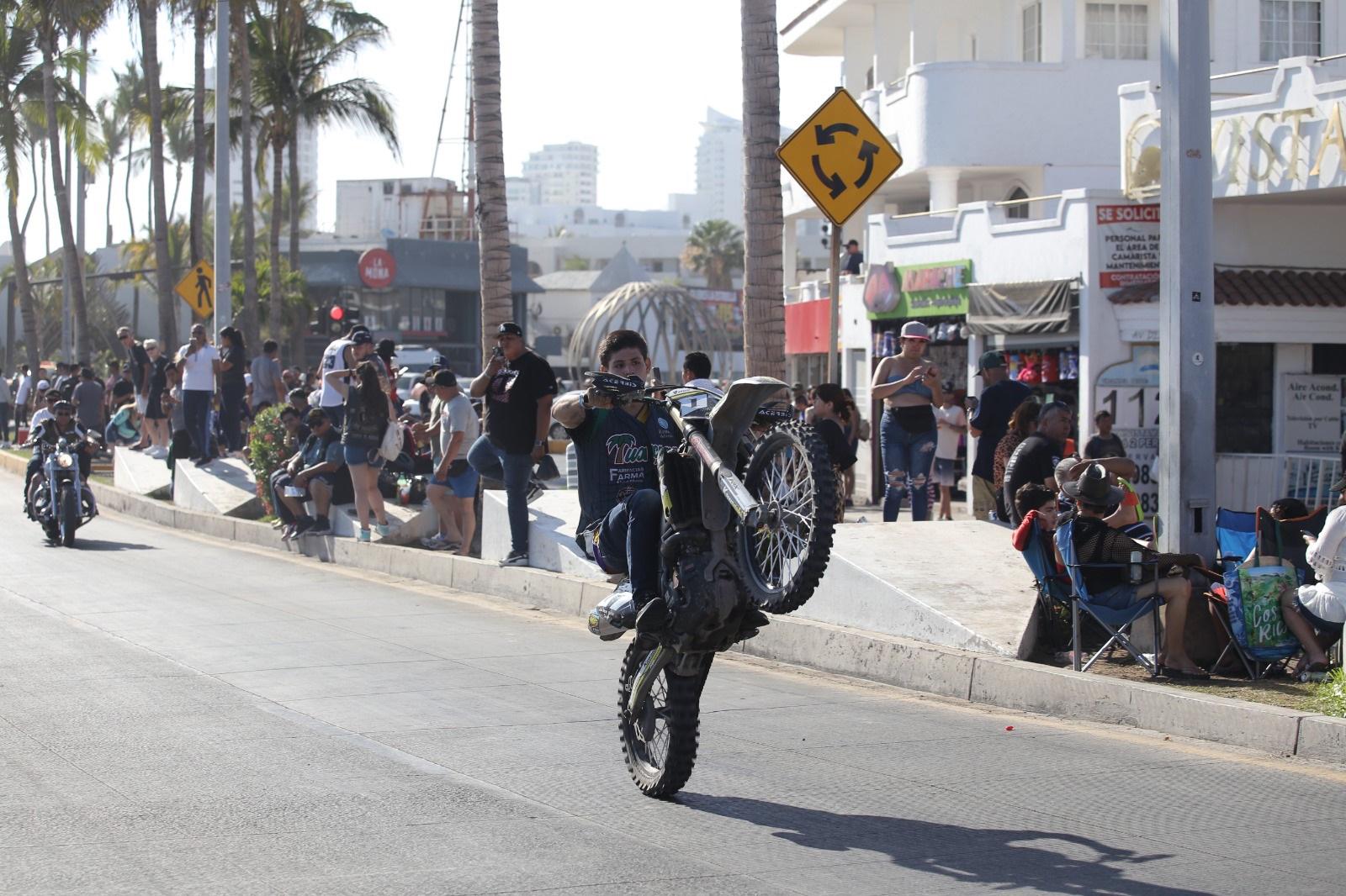 $!Rugen máquinas en el malecón en el desfile de la Semana de la Moto Mazatlán 2024