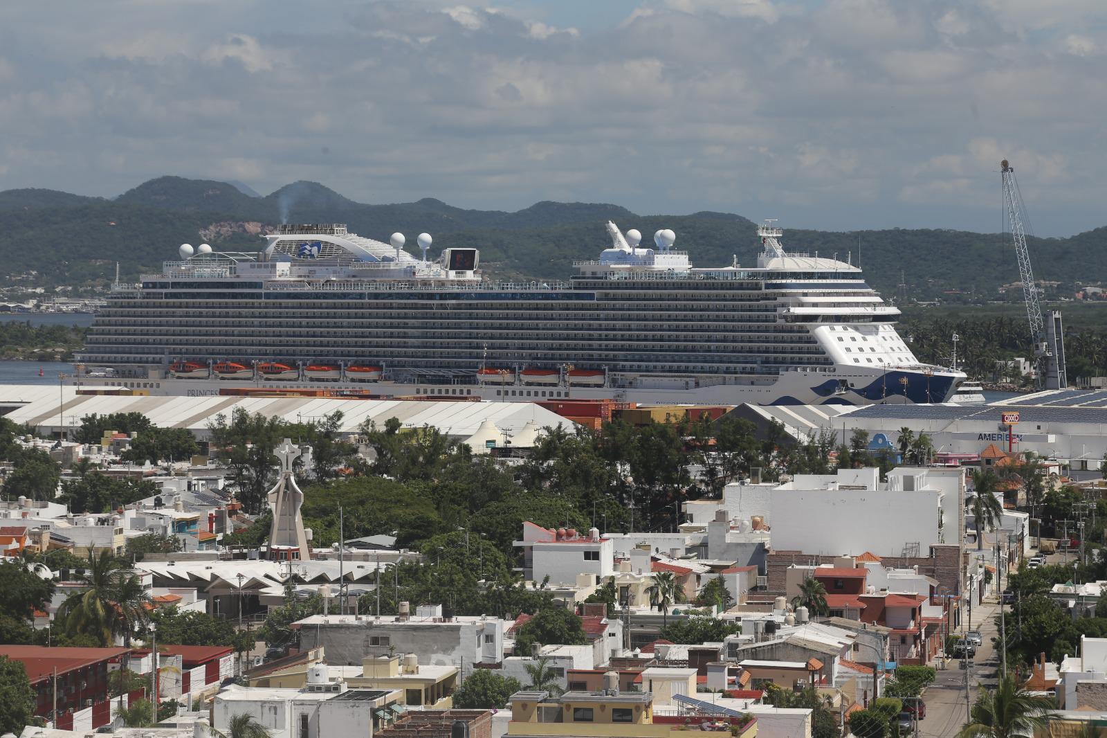 $!Con presencia de fuerzas federales, cruceristas recorren atractivos de Mazatlán